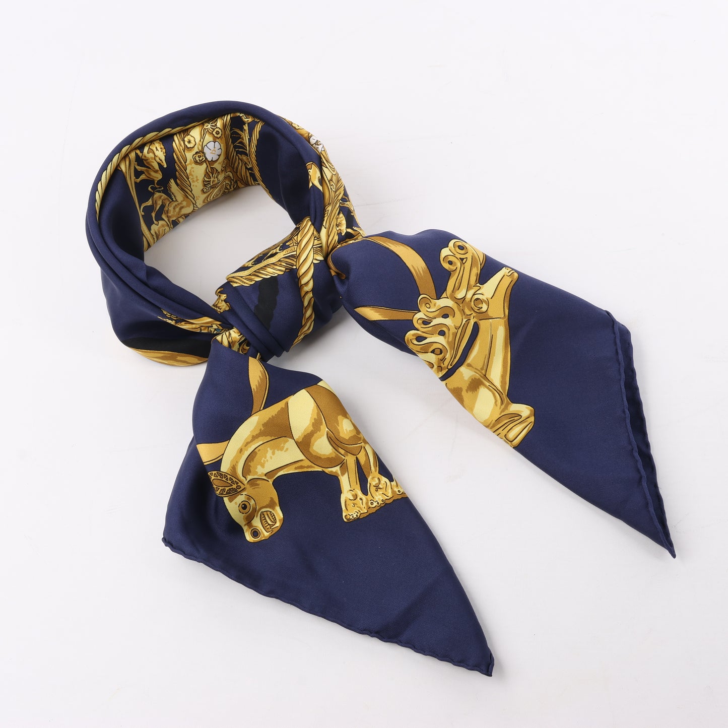 Hermès Carré 90 „LES CAVALIERS D'OR“ 100 % Seidenschal in Marineblau x Gold