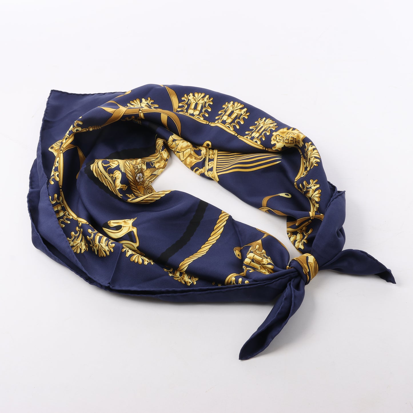 Hermès Carré 90 „LES CAVALIERS D'OR“ 100 % Seidenschal in Marineblau x Gold
