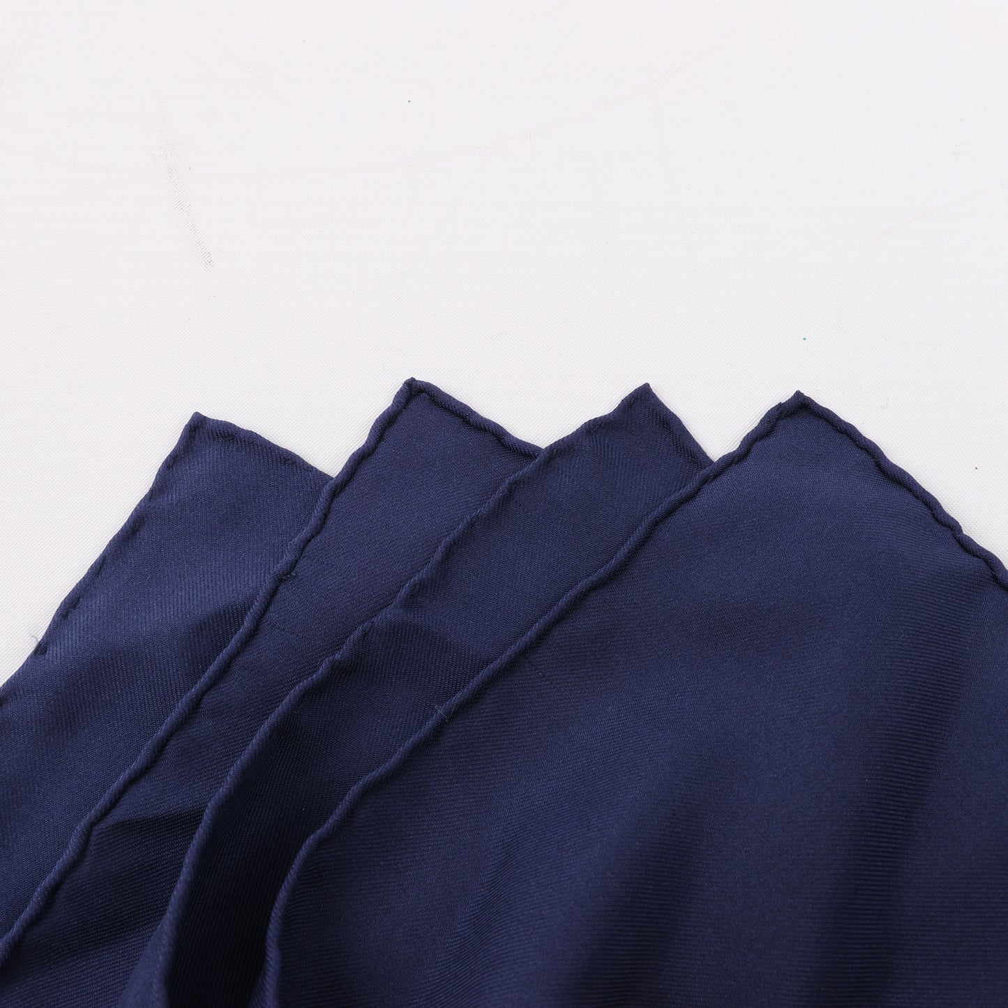Hermès Carré 90 „LES CAVALIERS D'OR“ 100 % Seidenschal in Marineblau x Gold
