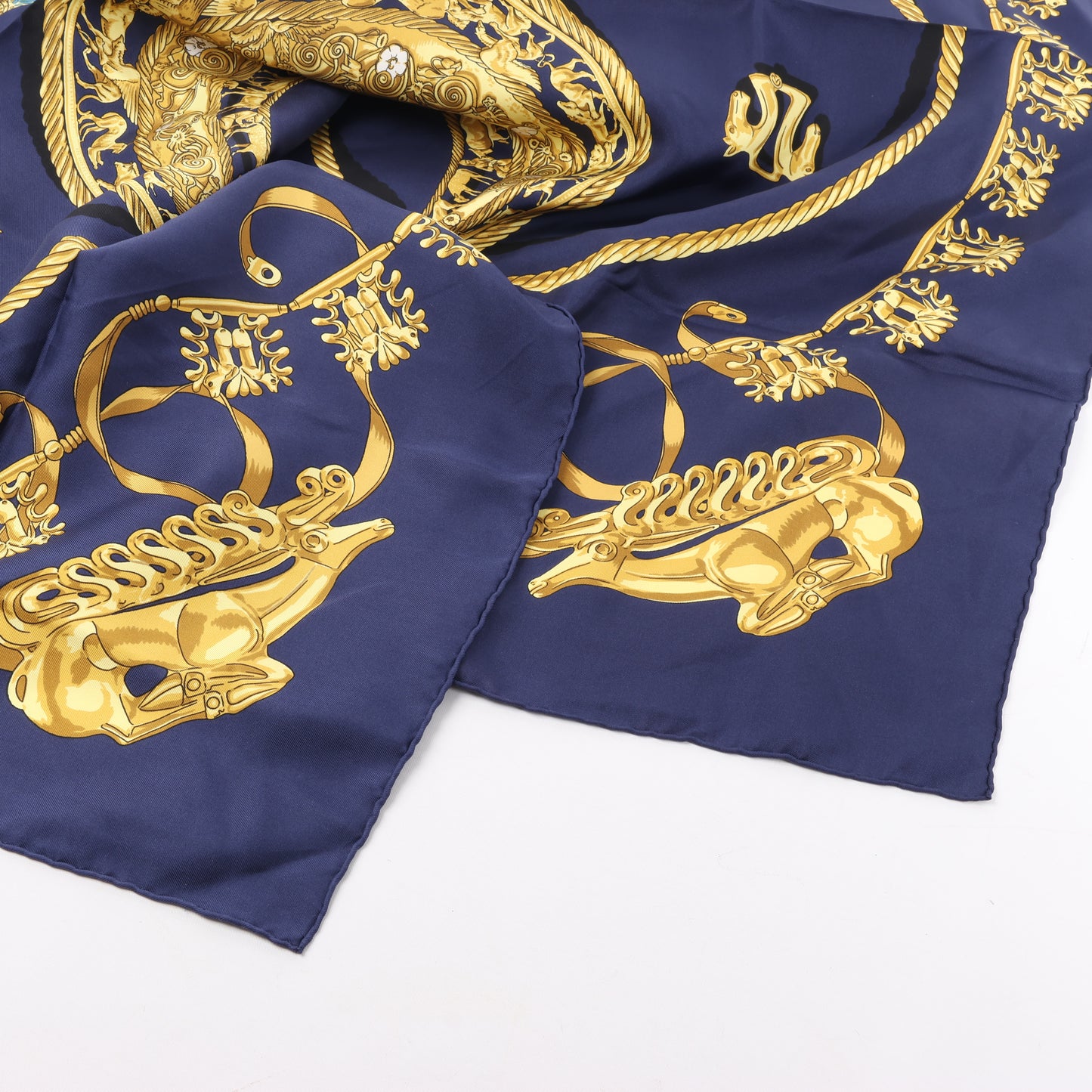 Hermès Carré 90 „LES CAVALIERS D'OR“ 100 % Seidenschal in Marineblau x Gold