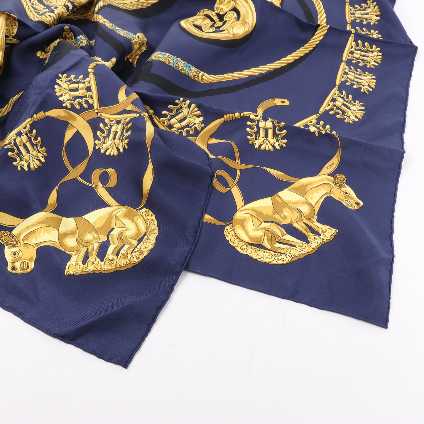 Hermès Carré 90 „LES CAVALIERS D'OR“ 100 % Seidenschal in Marineblau x Gold