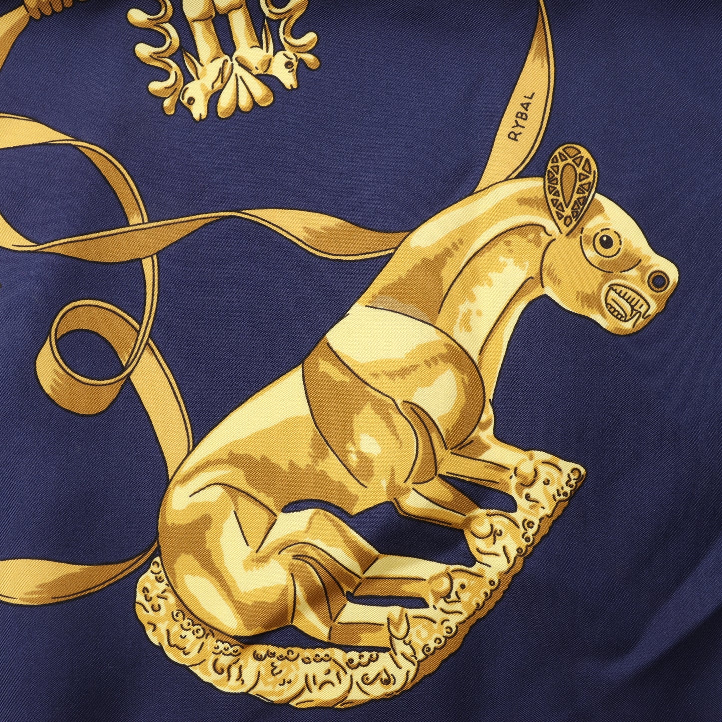Hermès Carré 90 „LES CAVALIERS D'OR“ 100 % Seidenschal in Marineblau x Gold