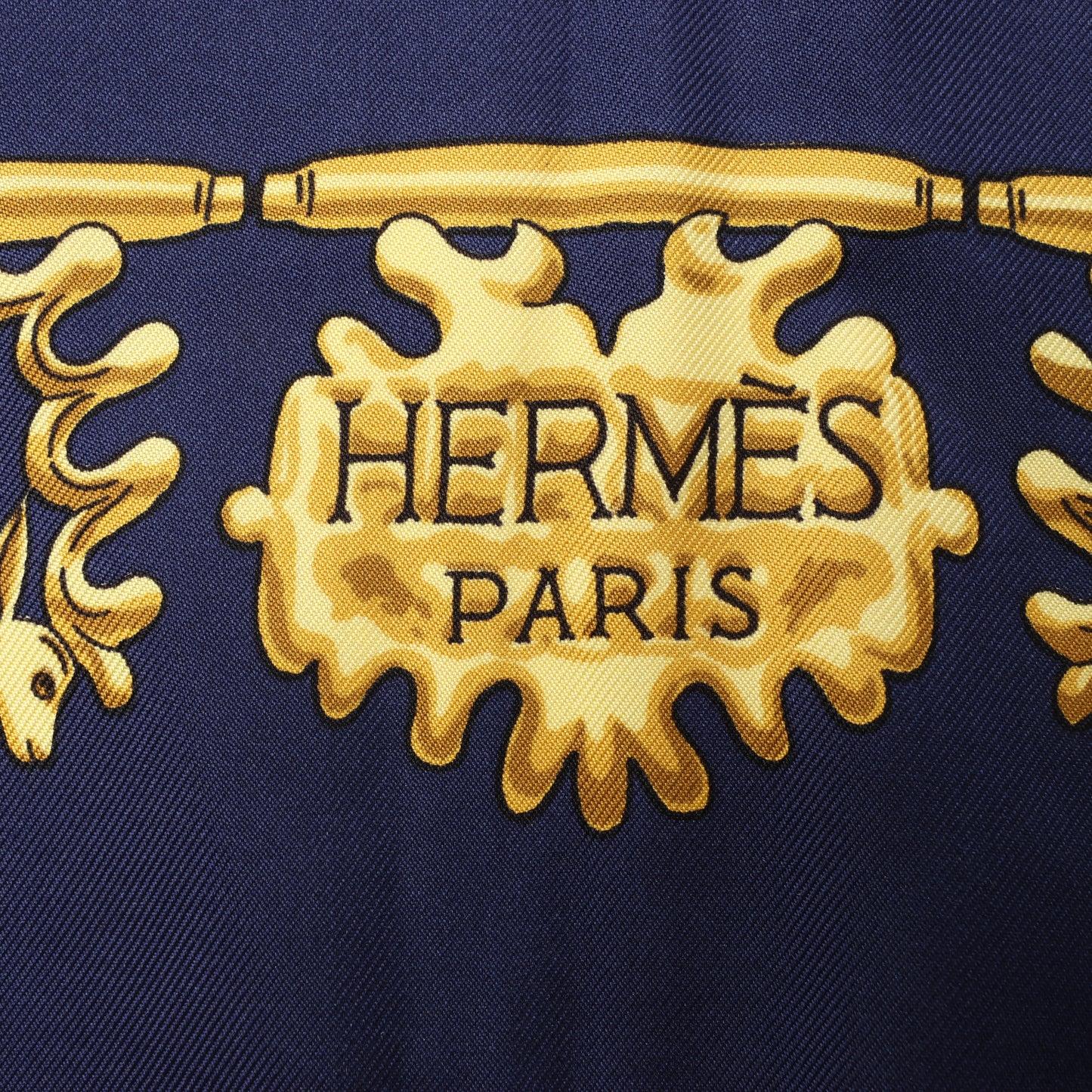 Hermès Carré 90 „LES CAVALIERS D'OR“ 100 % Seidenschal in Marineblau x Gold