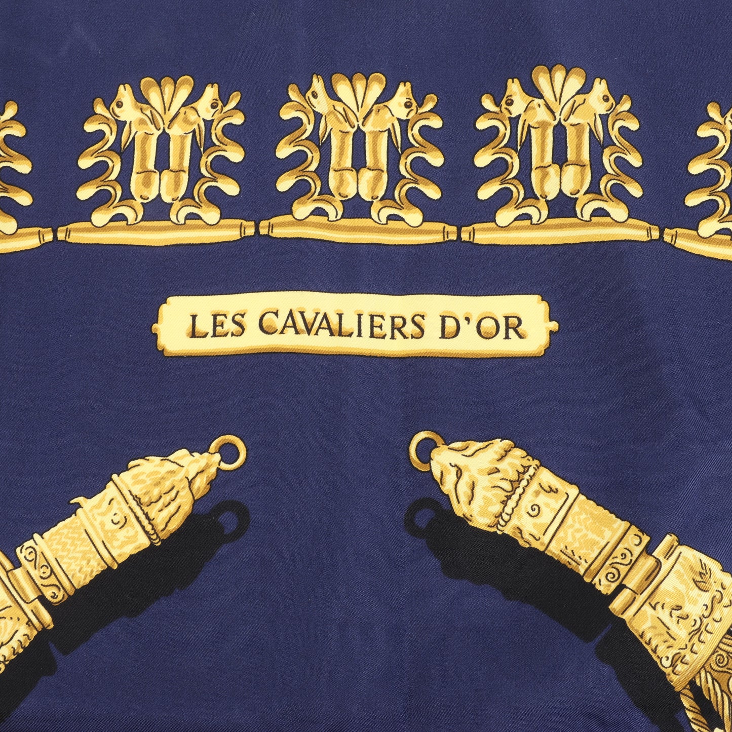 Hermès Carré 90 „LES CAVALIERS D'OR“ 100 % Seidenschal in Marineblau x Gold