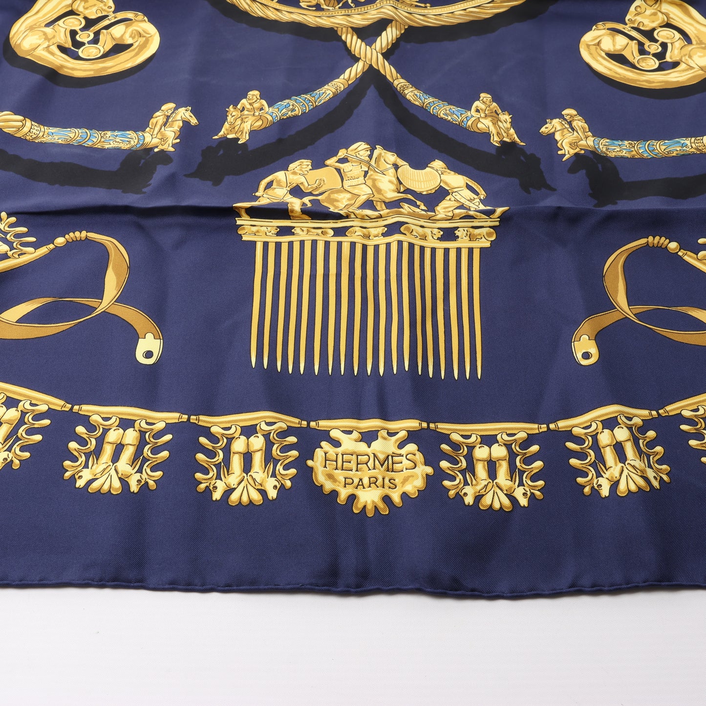 Hermès Carré 90 „LES CAVALIERS D'OR“ 100 % Seidenschal in Marineblau x Gold