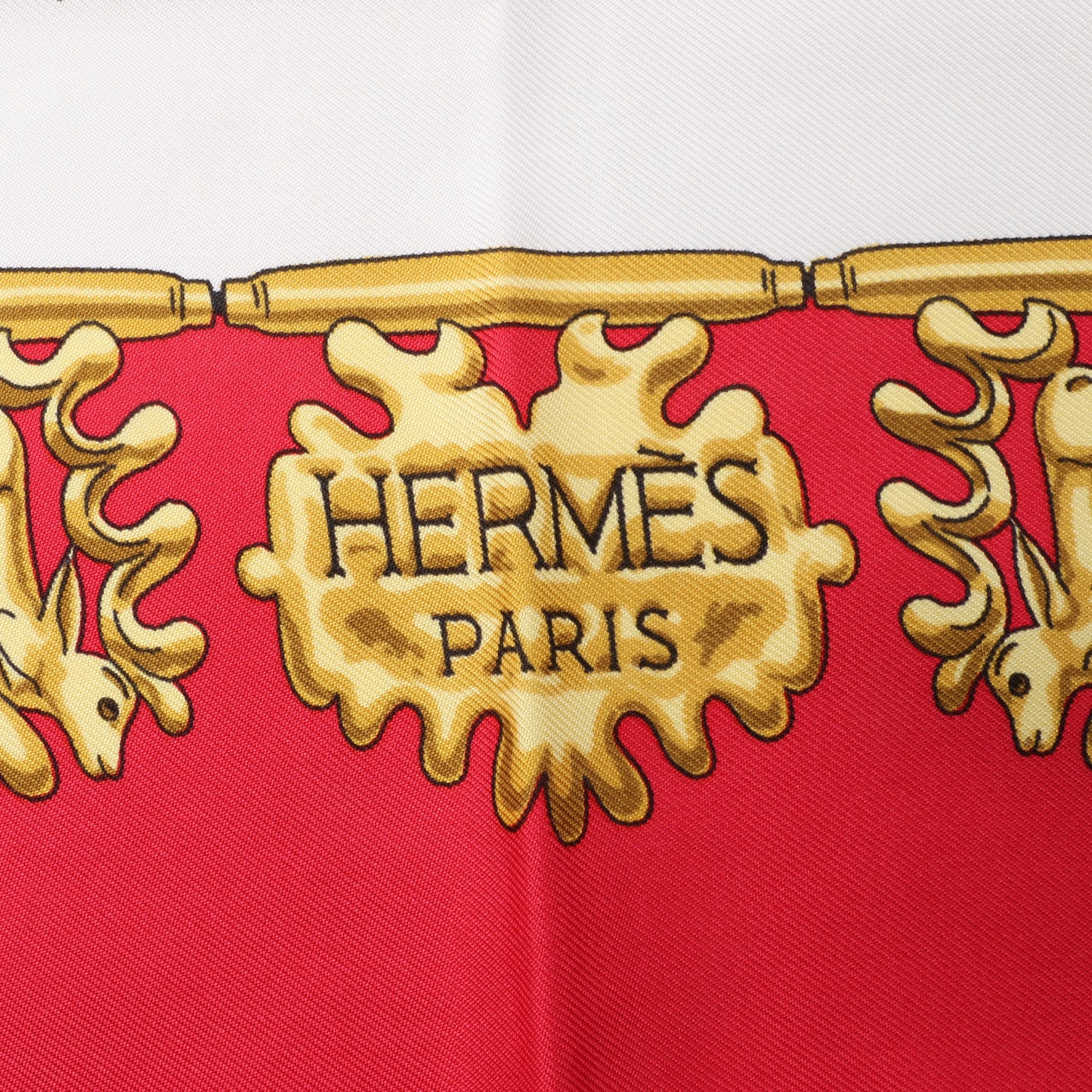 Hermès Carré 90 "LES CAVALIERS D'OR" Foulard 100% Soie en Rouge