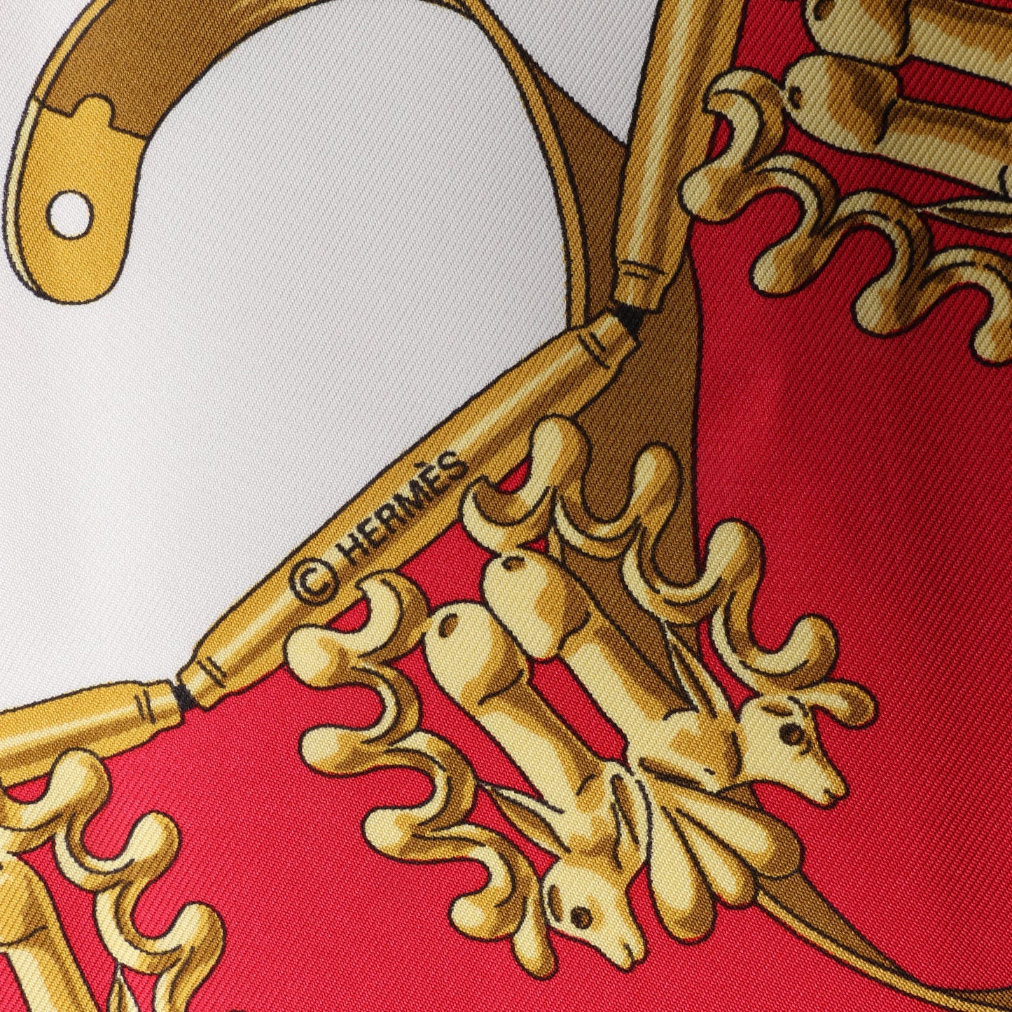 Hermès Carré 90 "LES CAVALIERS D'OR" Foulard 100% Soie en Rouge
