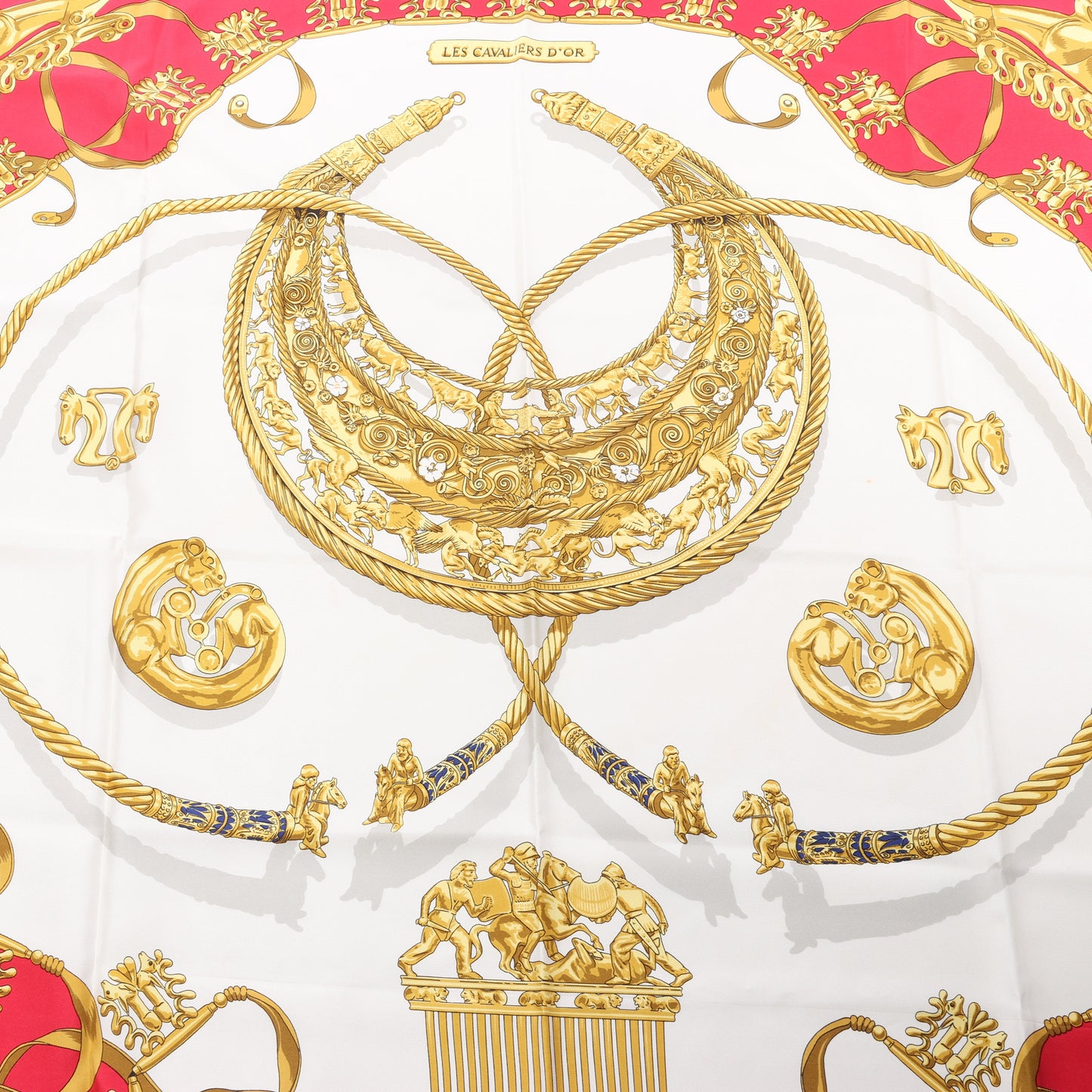 Hermès Carré 90 "LES CAVALIERS D'OR" Foulard 100% Soie en Rouge