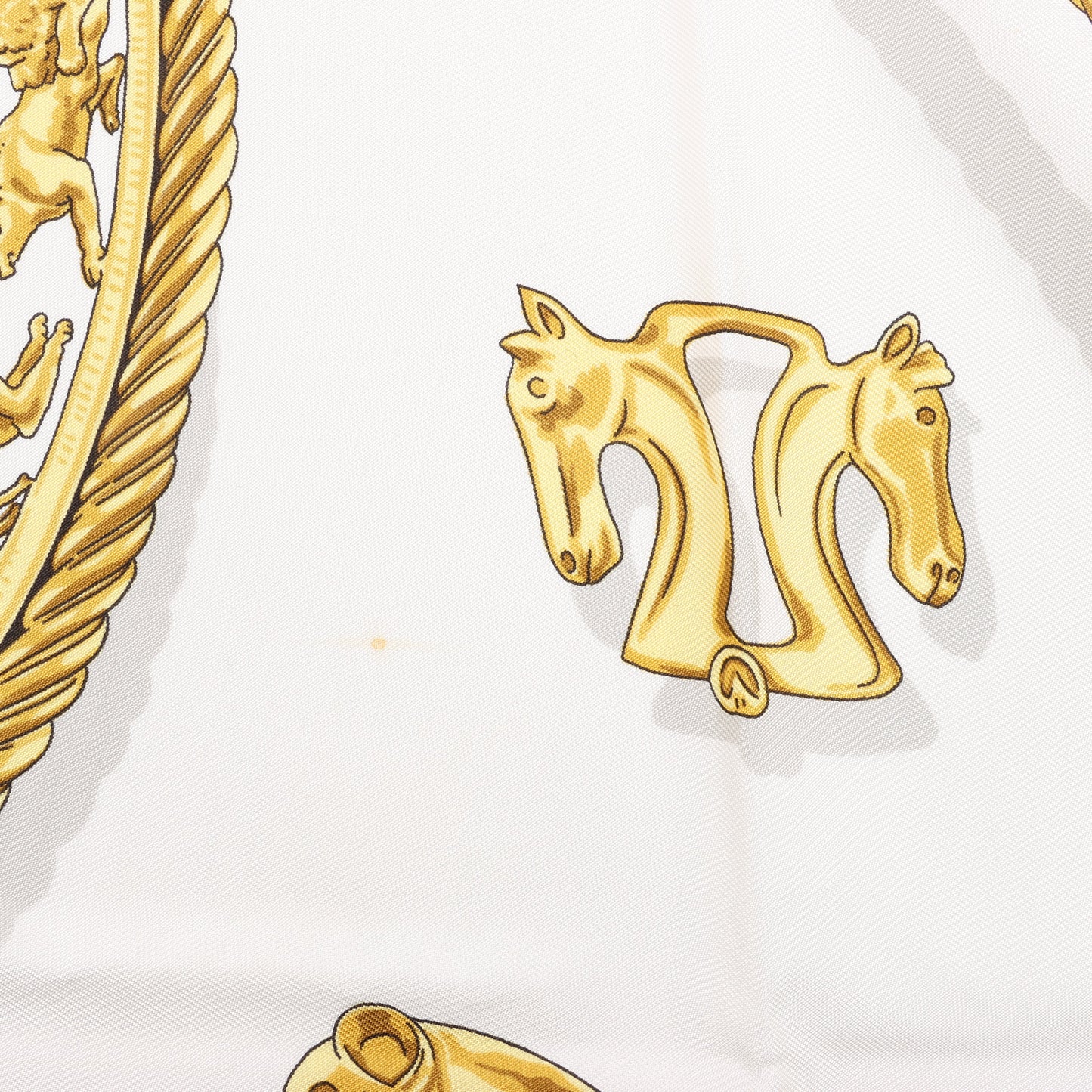 Hermès Carré 90 "LES CAVALIERS D'OR" Foulard 100% Soie en Rouge