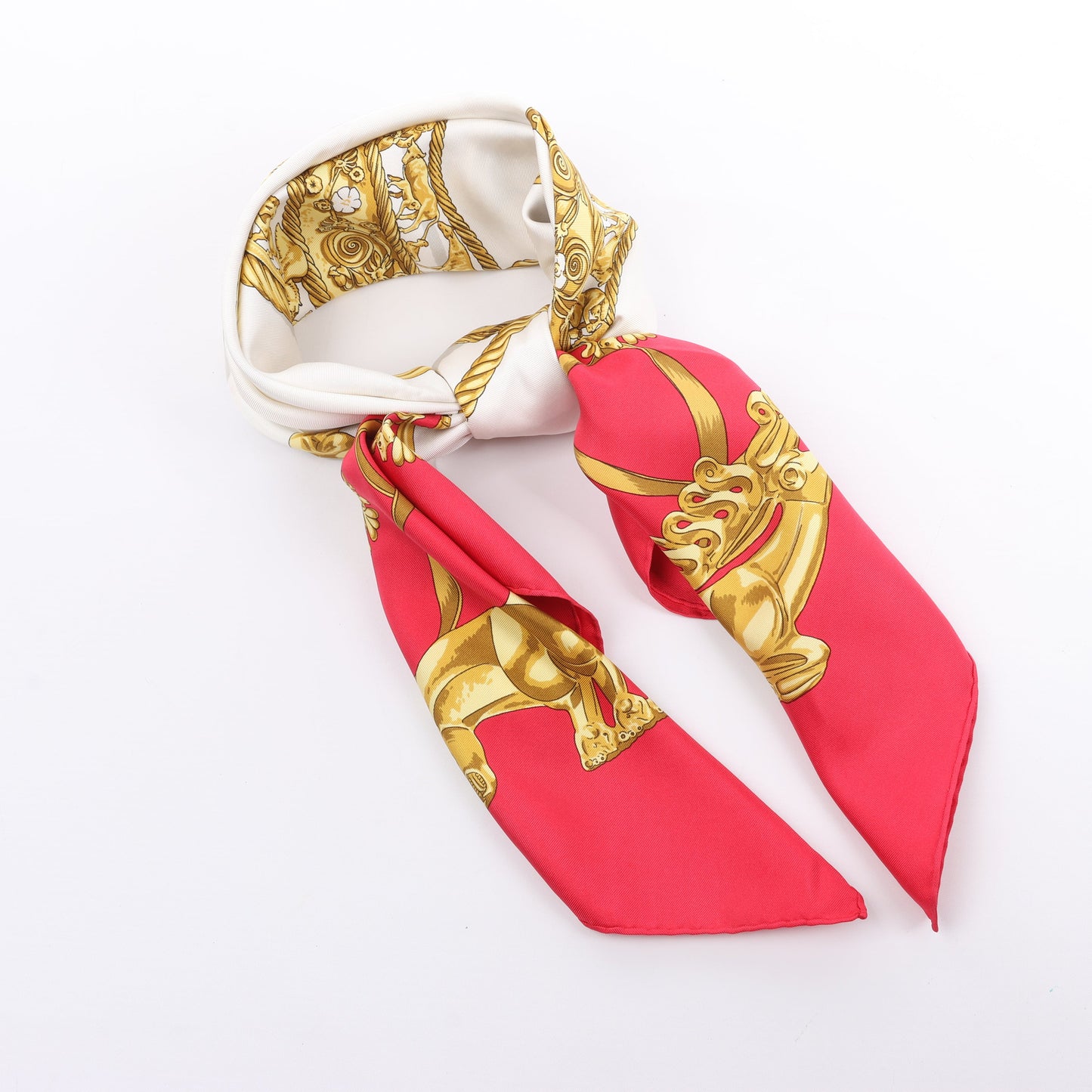 Hermès Carré 90 "LES CAVALIERS D'OR" Foulard 100% Soie en Rouge