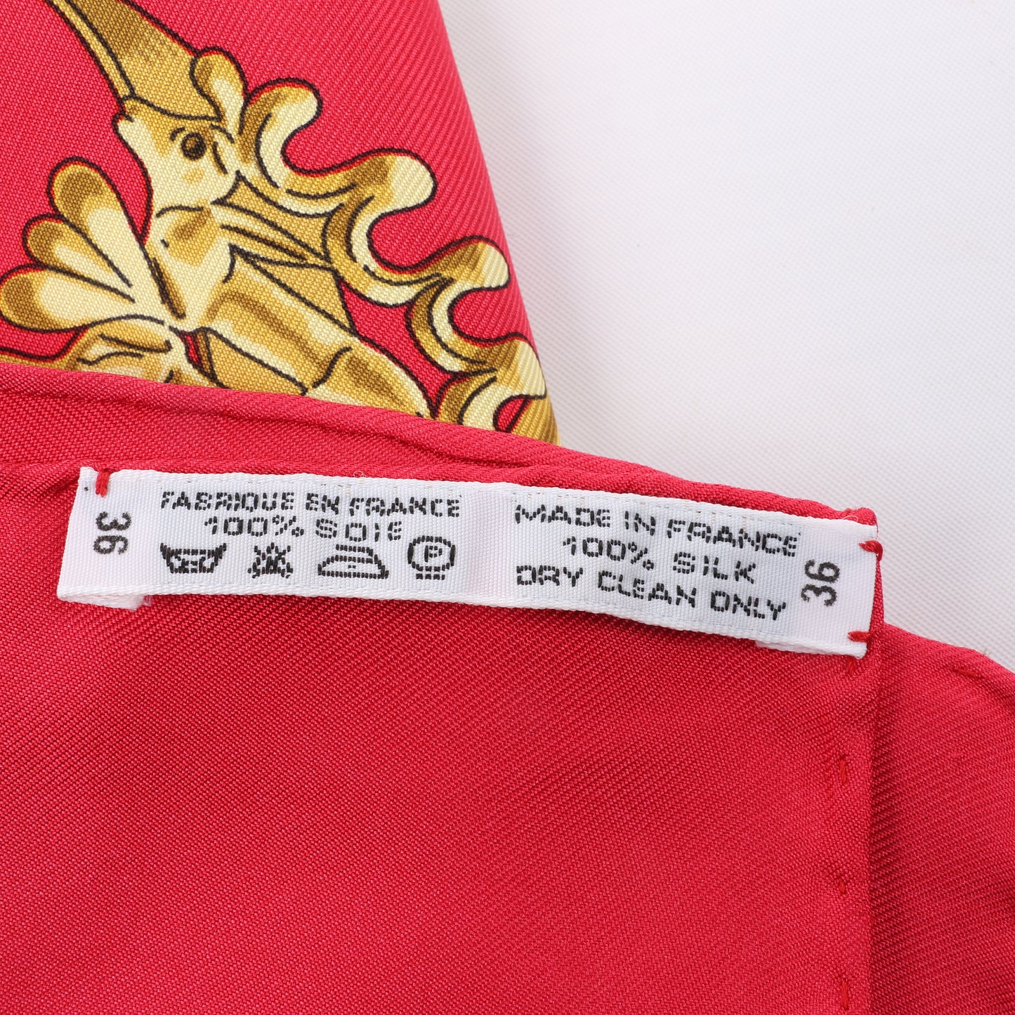 Hermès Carré 90 „LES CAVALIERS D'OR“ Schal aus 100 % Seide in Rot