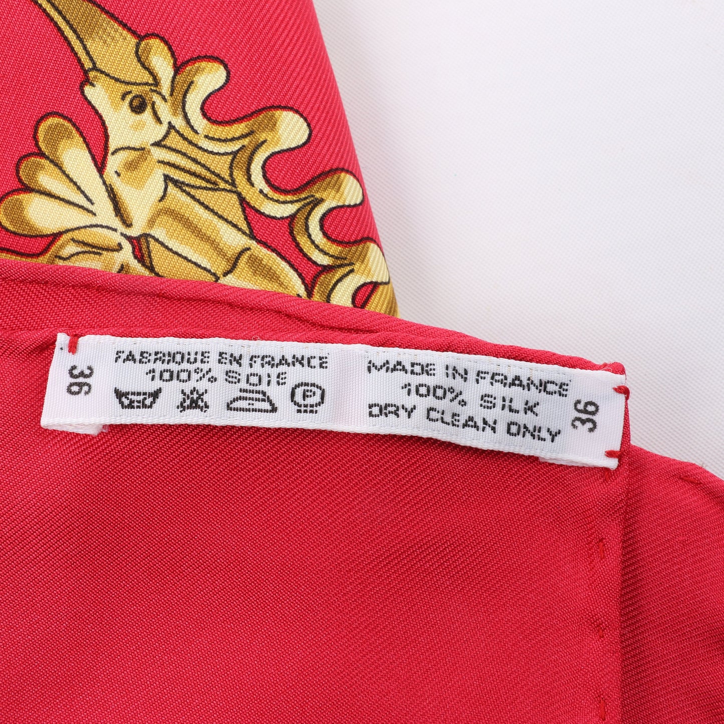 Hermès Carré 90 "LES CAVALIERS D'OR" Foulard 100% Soie en Rouge
