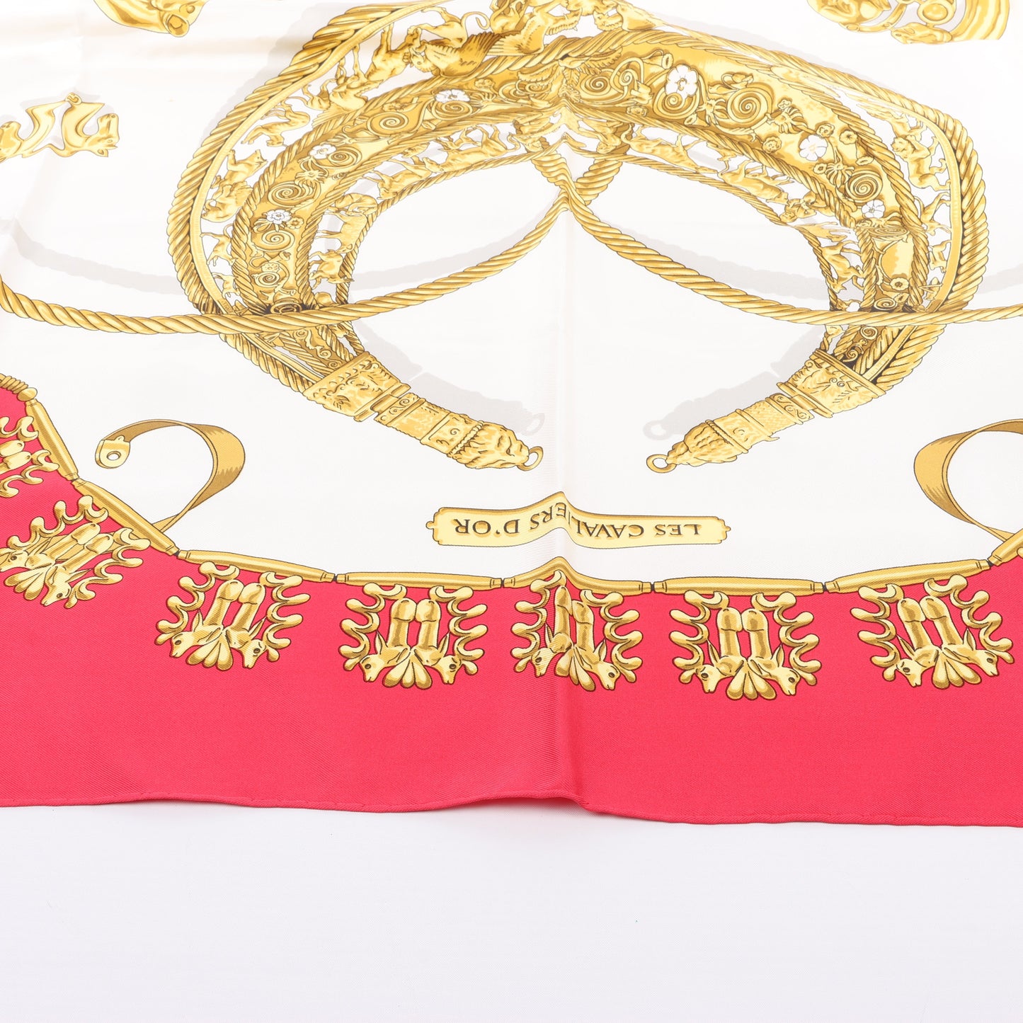 Hermès Carré 90 "LES CAVALIERS D'OR" Foulard 100% Soie en Rouge