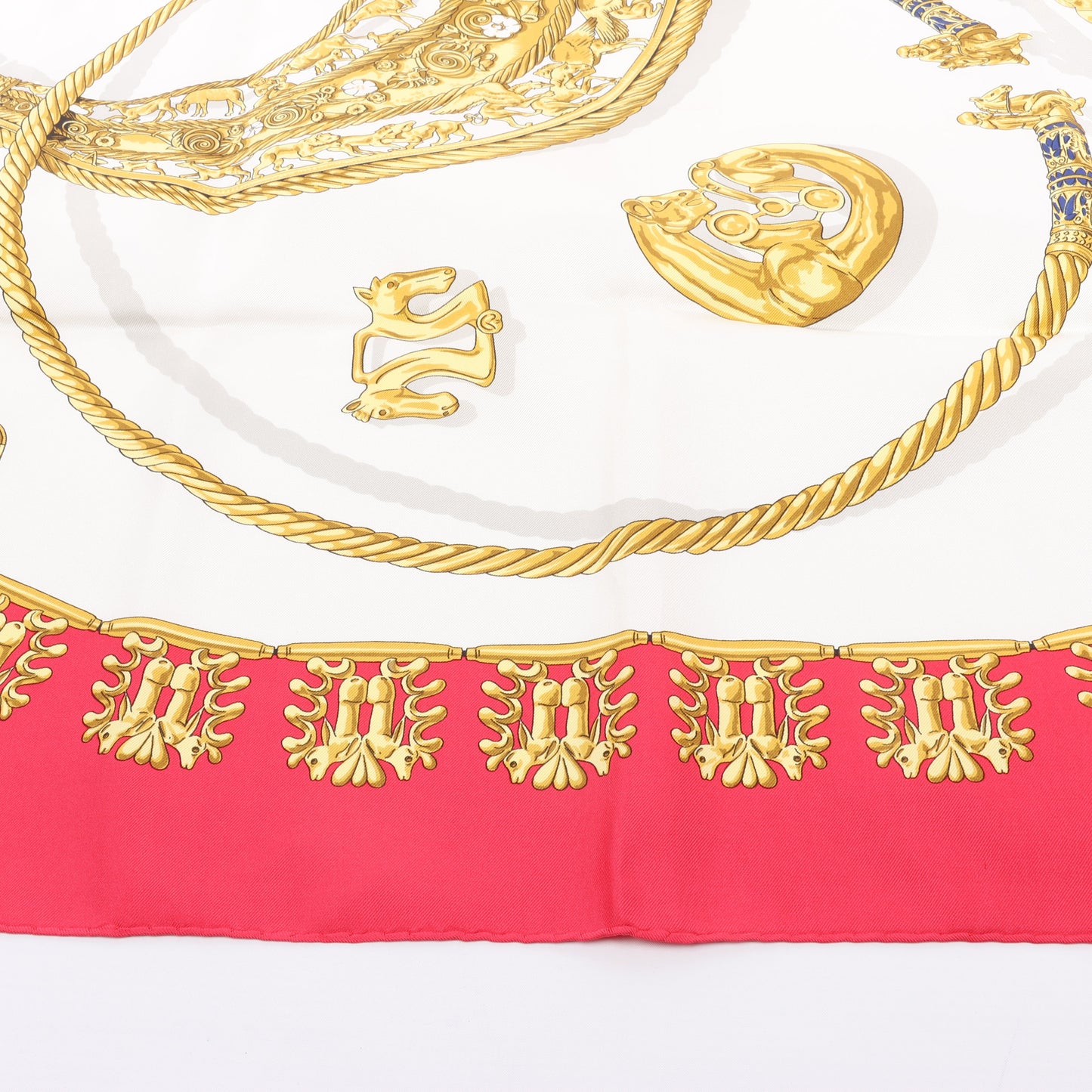 Hermès Carré 90 "LES CAVALIERS D'OR" Foulard 100% Soie en Rouge