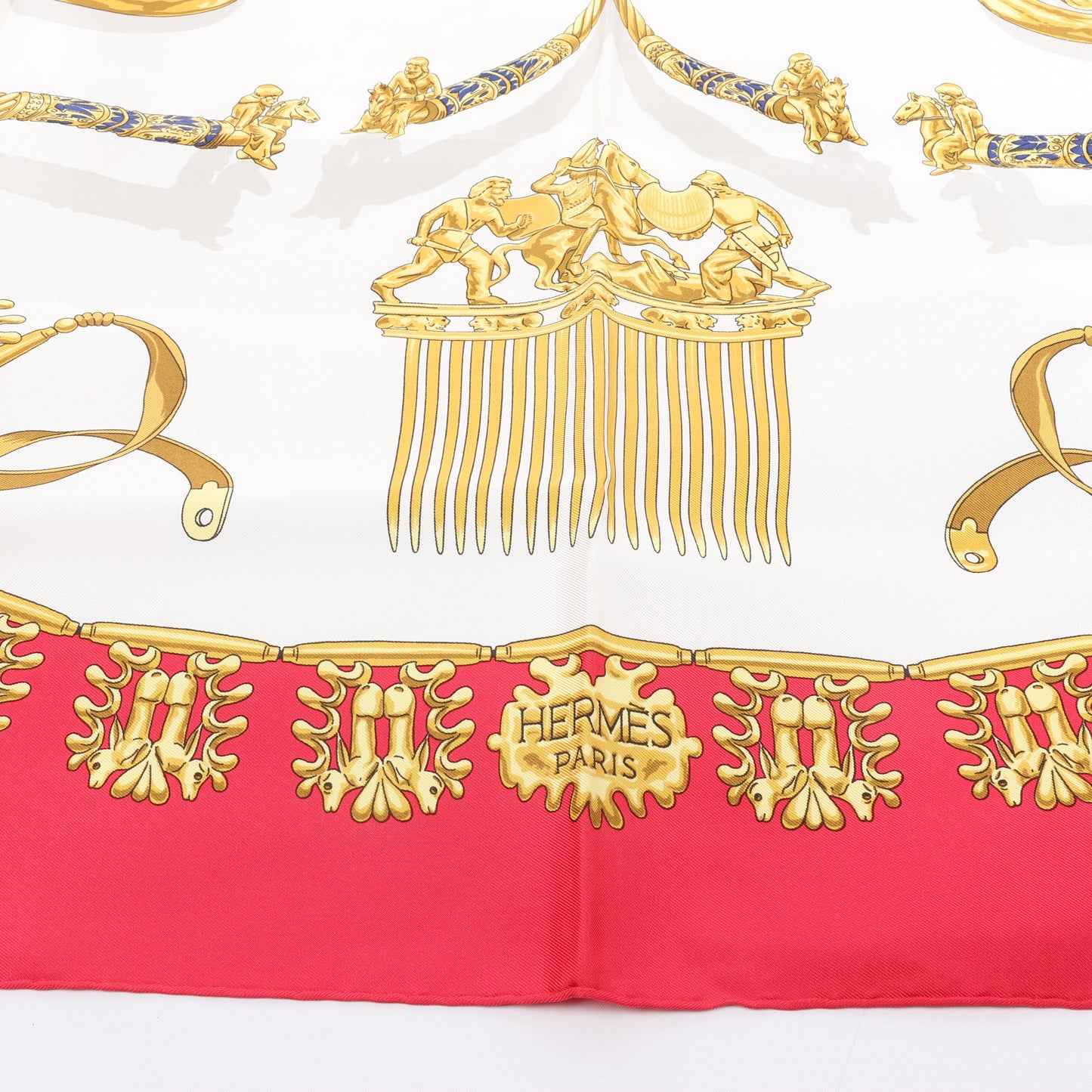 Hermès Carré 90 "LES CAVALIERS D'OR" Foulard 100% Soie en Rouge