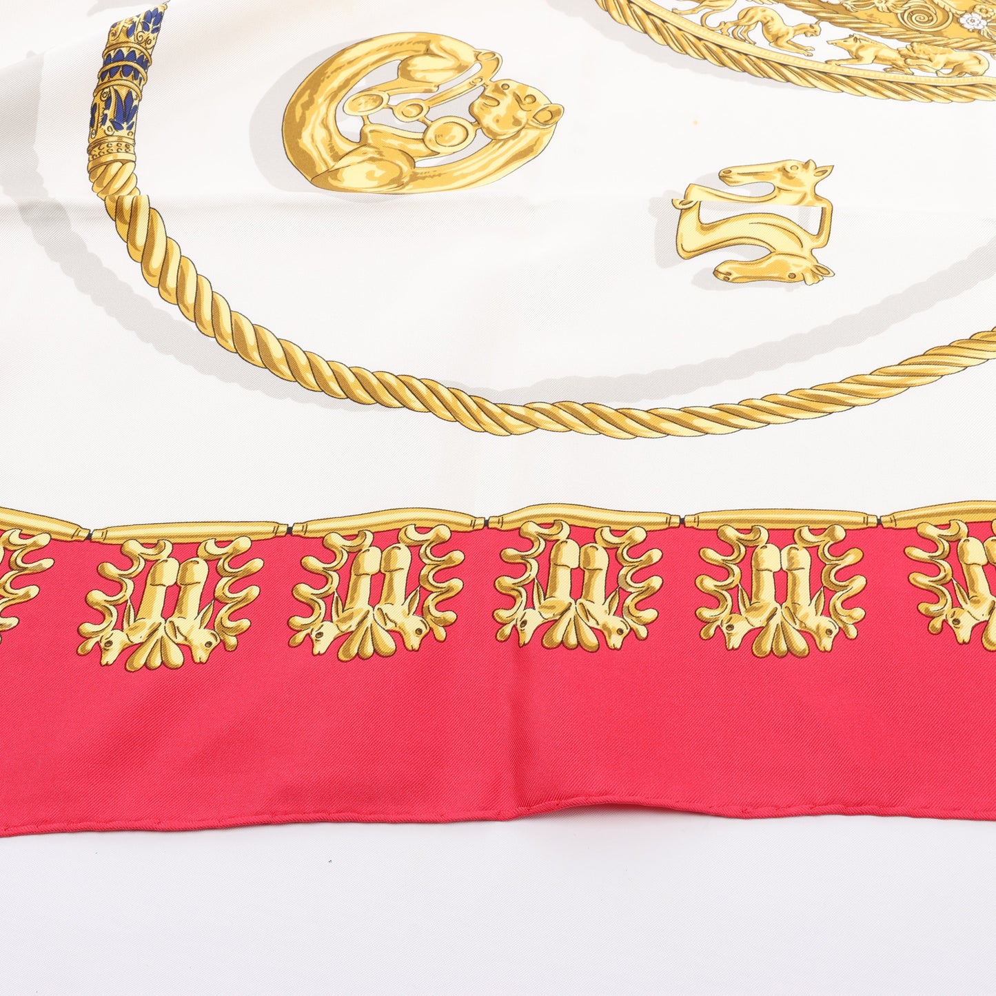 Hermès Carré 90 "LES CAVALIERS D'OR" Foulard 100% Soie en Rouge
