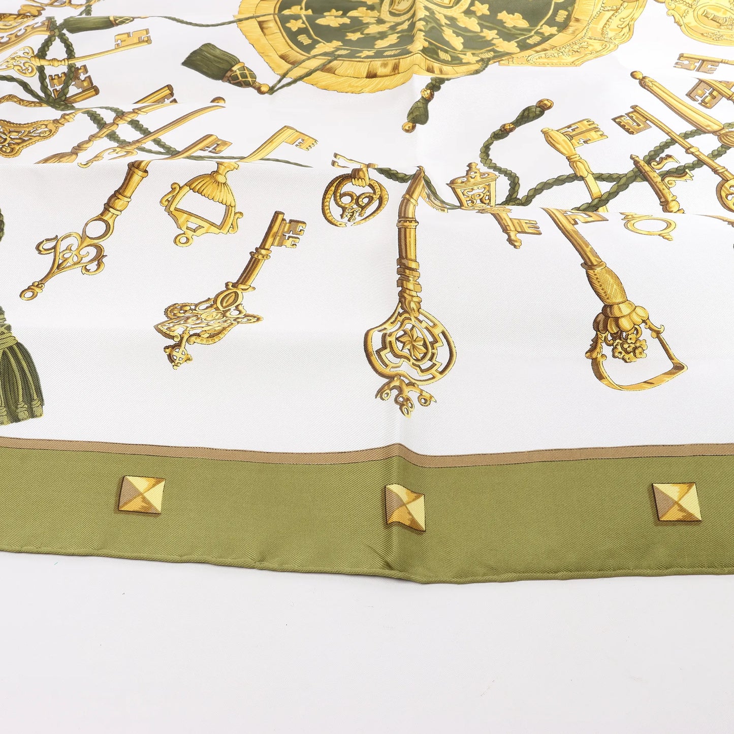 Hermès Carré 90 „LES CLES“ Seidentaschentuch in Khaki