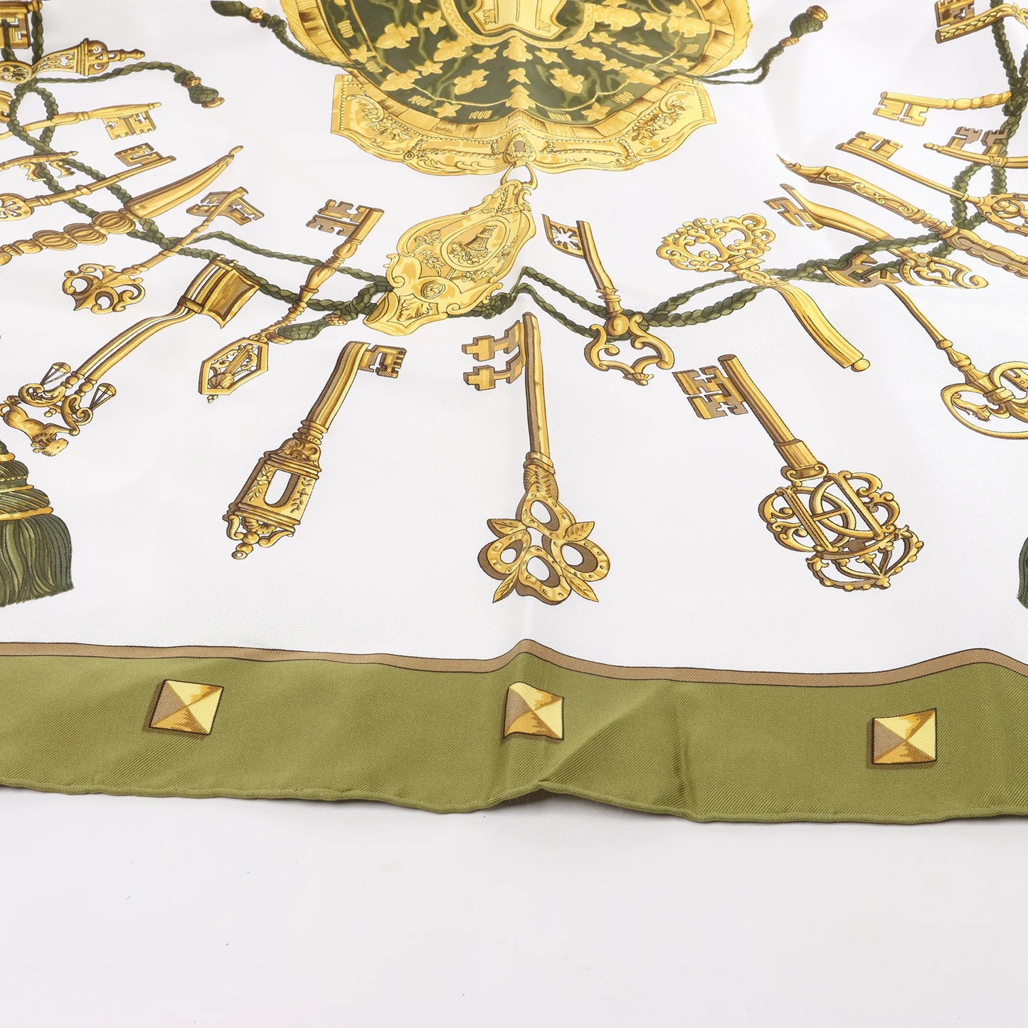 Hermès Carré 90 „LES CLES“ Seidentaschentuch in Khaki