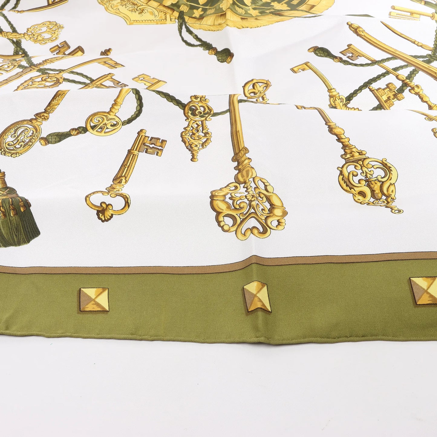 Hermès Carré 90 „LES CLES“ Seidentaschentuch in Khaki