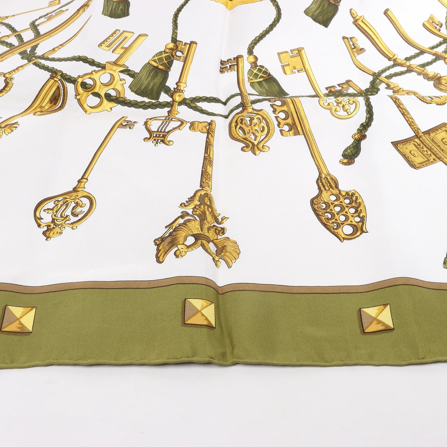 Hermès Carré 90 „LES CLES“ Seidentaschentuch in Khaki