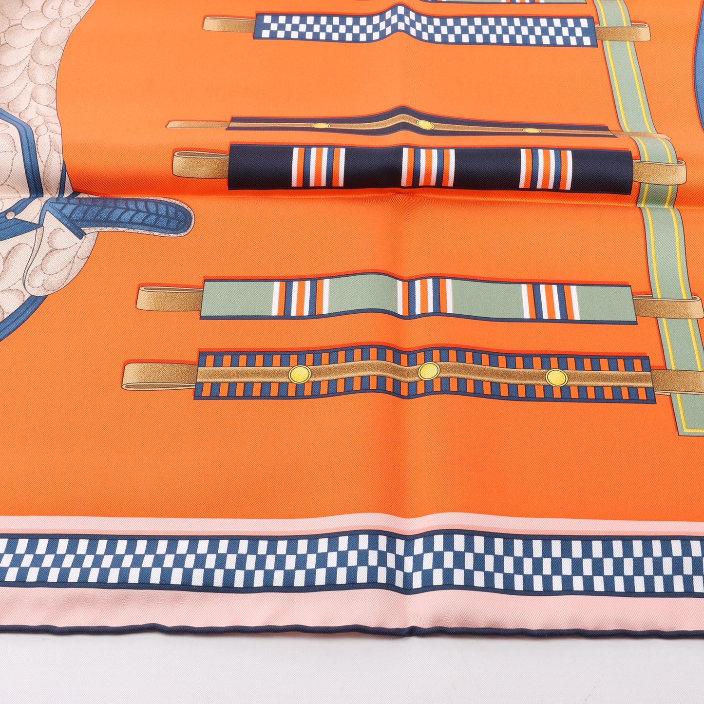 Hermès Carré 90 „LETTRES EQUESTRES“ Schal aus 100 % Seide in Orange