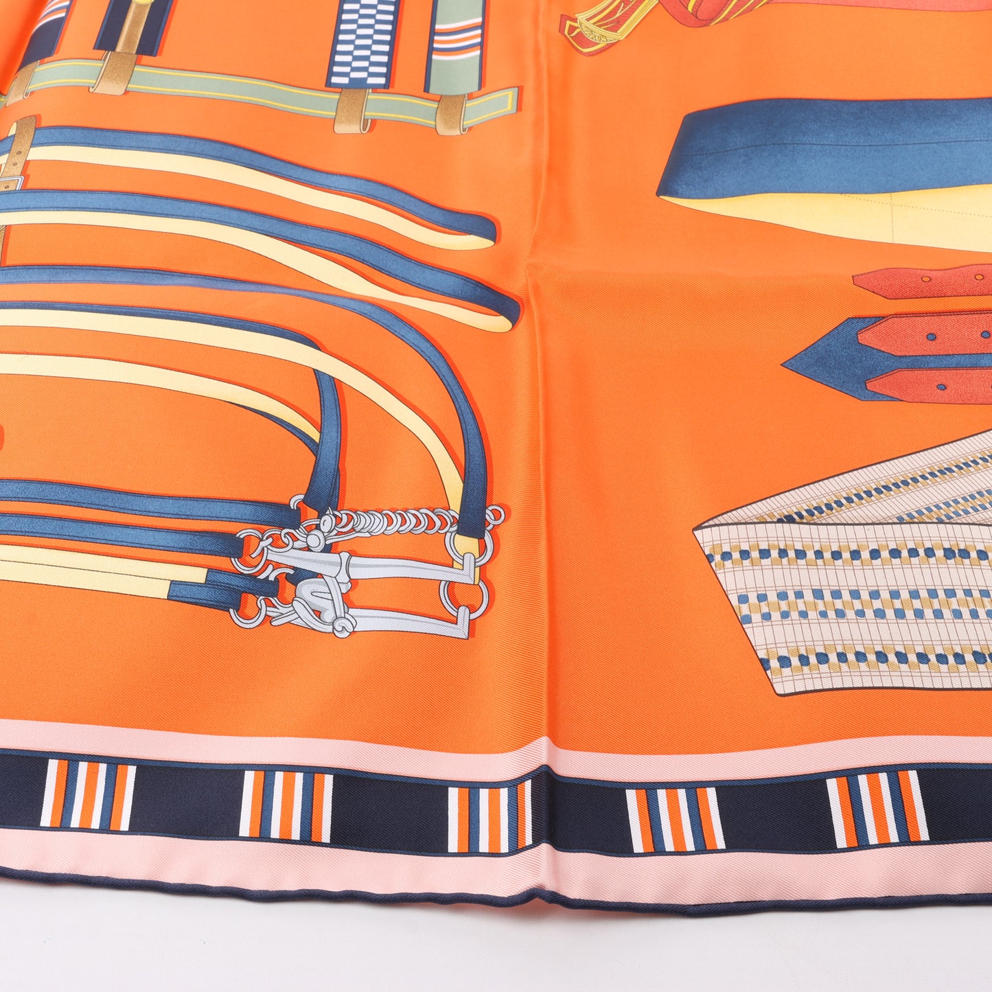Hermès Carré 90 „LETTRES EQUESTRES“ Schal aus 100 % Seide in Orange