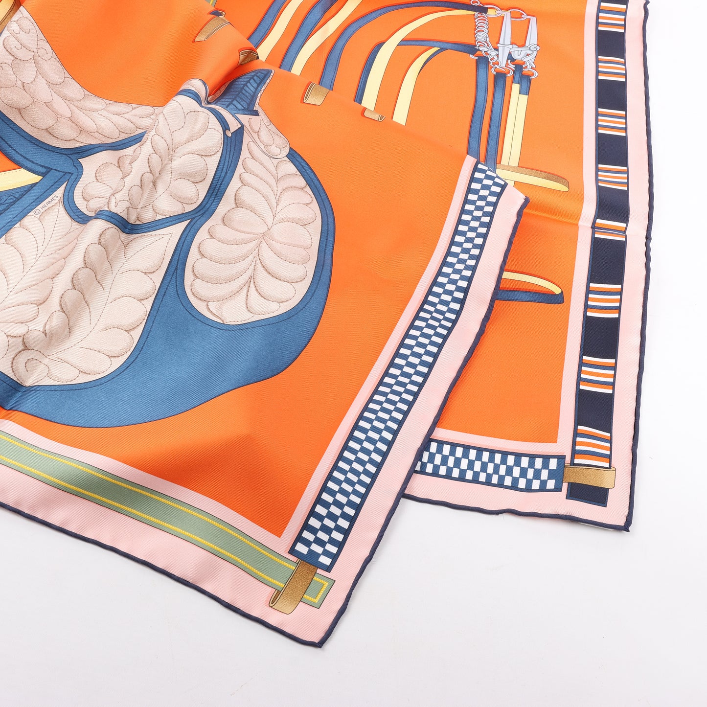 Hermès Carré 90 „LETTRES EQUESTRES“ Schal aus 100 % Seide in Orange
