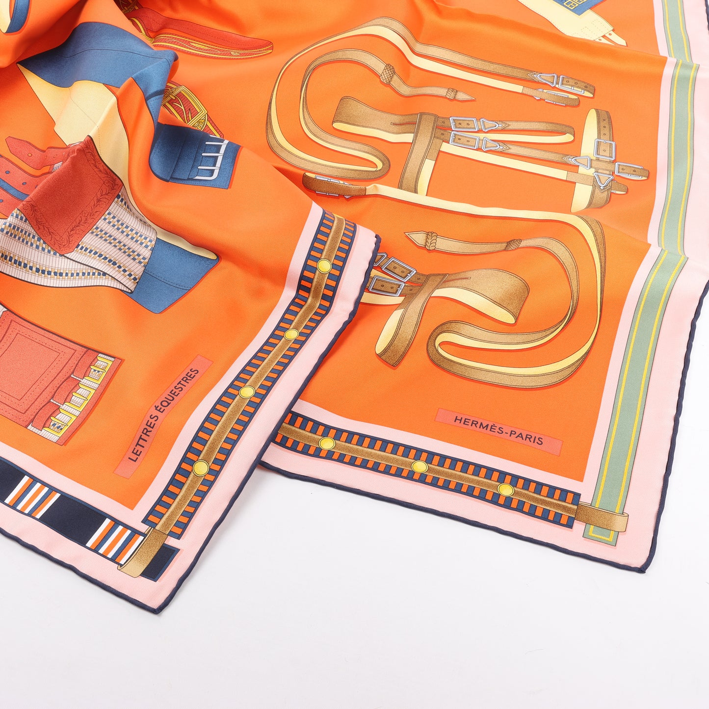 Hermès Carré 90 „LETTRES EQUESTRES“ Schal aus 100 % Seide in Orange