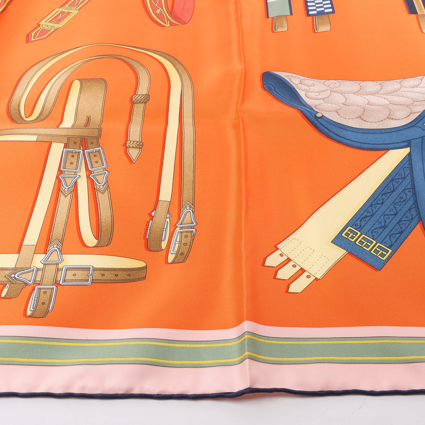 Hermès Carré 90 „LETTRES EQUESTRES“ Schal aus 100 % Seide in Orange