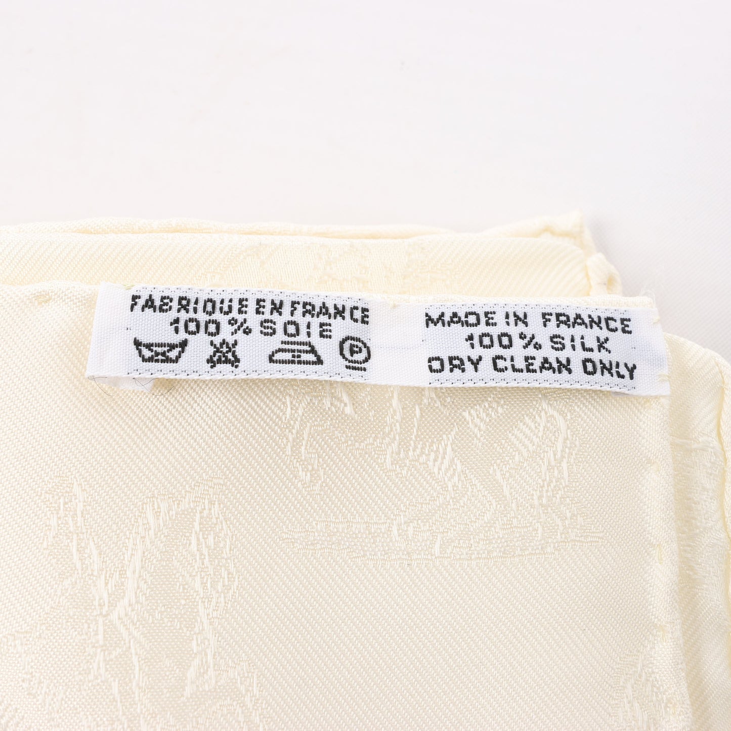 Hermès Carré 90 "L'INSTRVCTION DV ROY" 100% Seidenschal in Creme