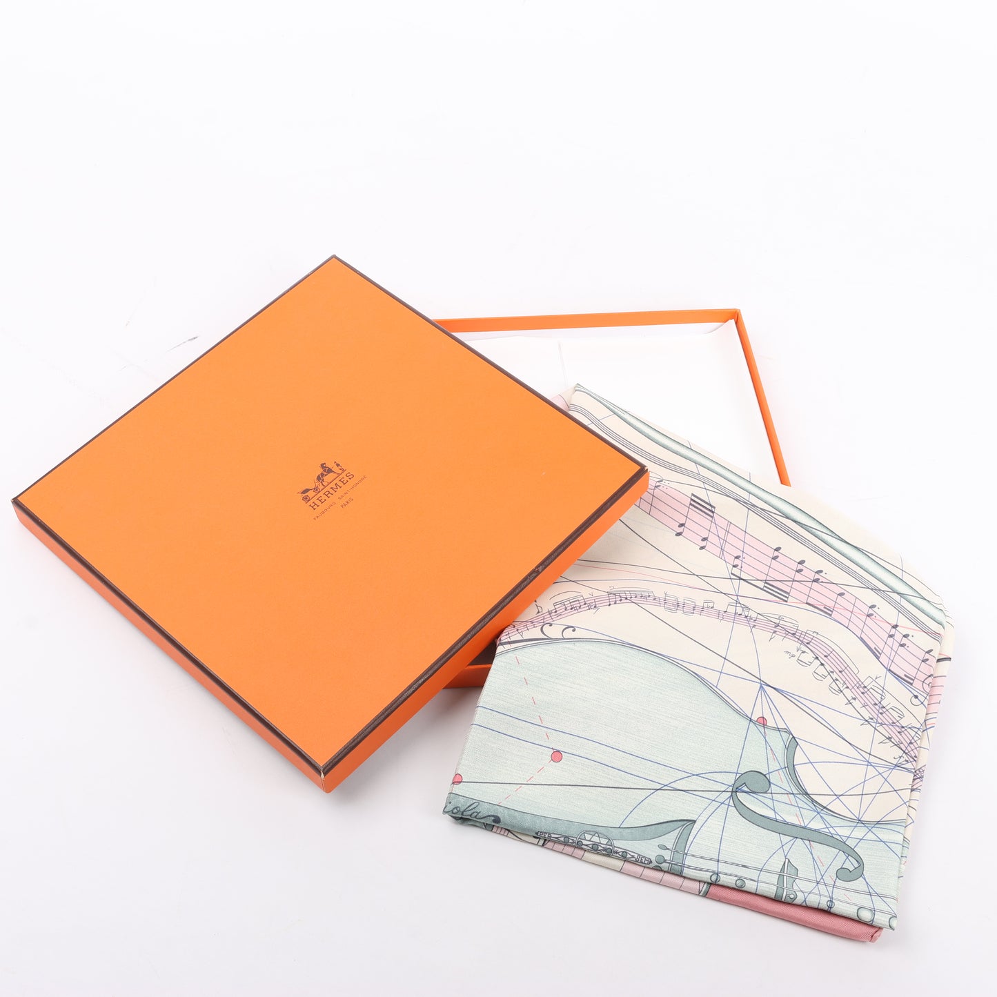 Hermès Carré 90 „La Musique Des Spheres“ Schal aus 100 % Seide in Rosa
