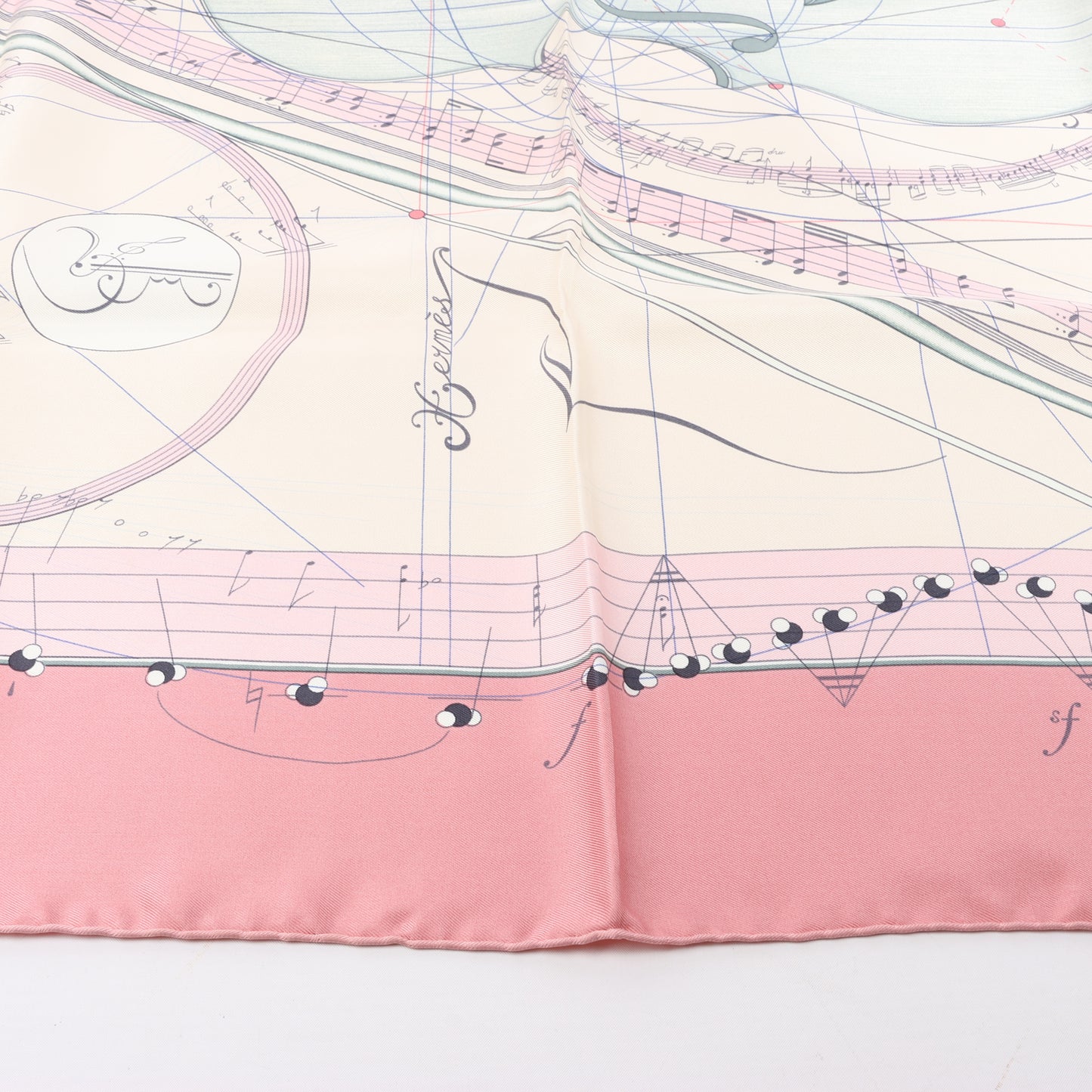 Hermès Carré 90 „La Musique Des Spheres“ Schal aus 100 % Seide in Rosa