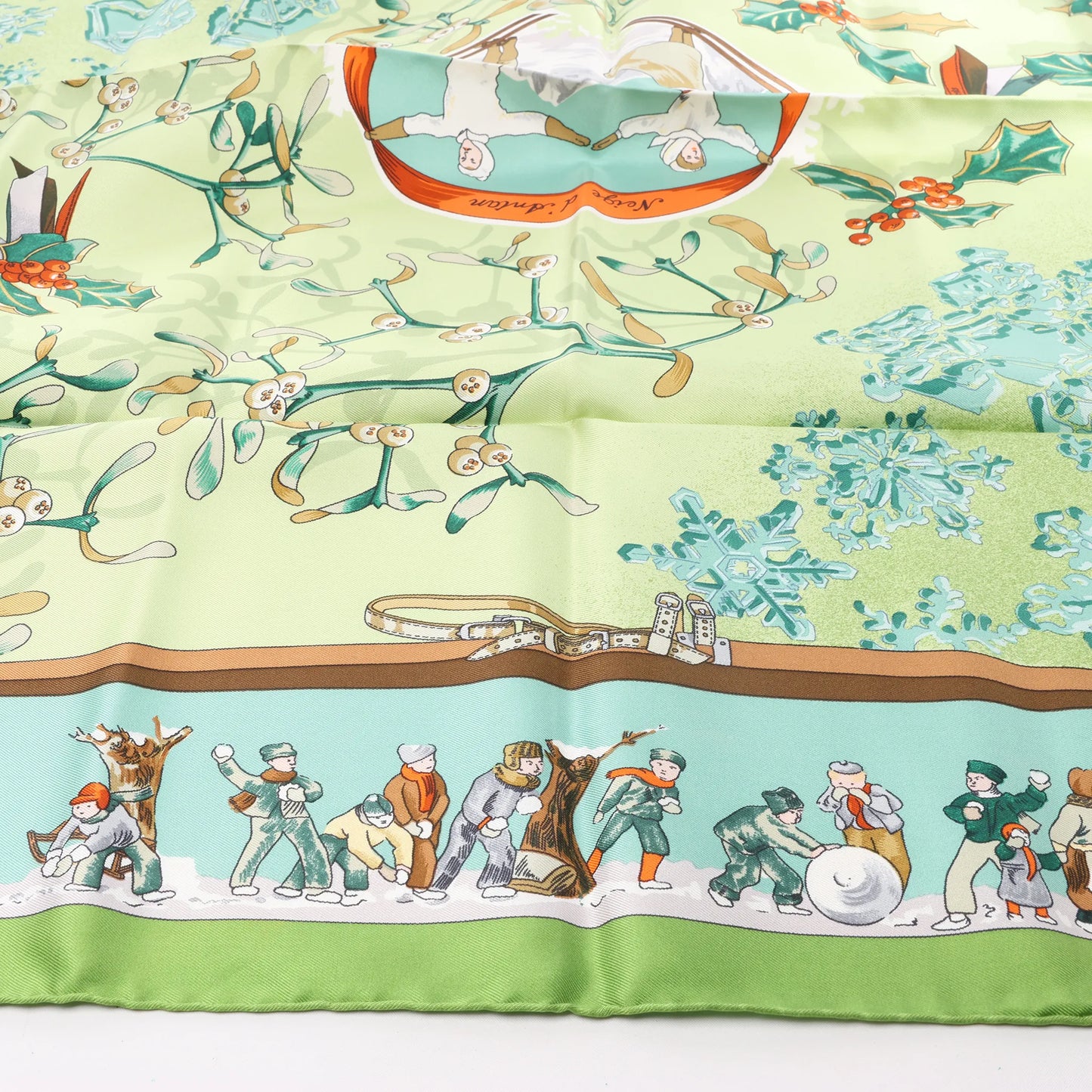 Hermès Carré 90 „Neige d'Antan“ Seidentaschentuch in Grün