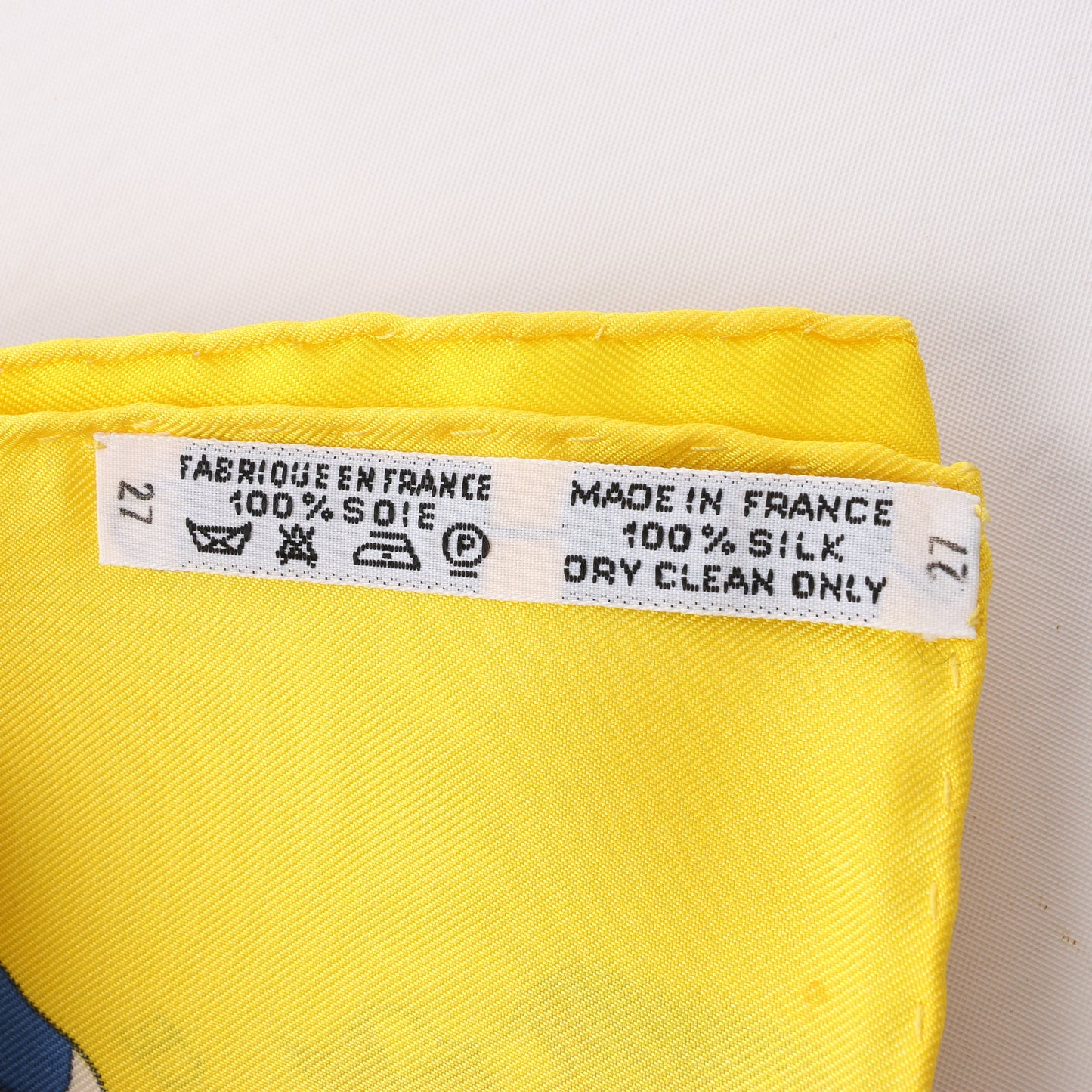 Hermès Carré 90 "PAVOIS" 100% Seidenschal in Gelb