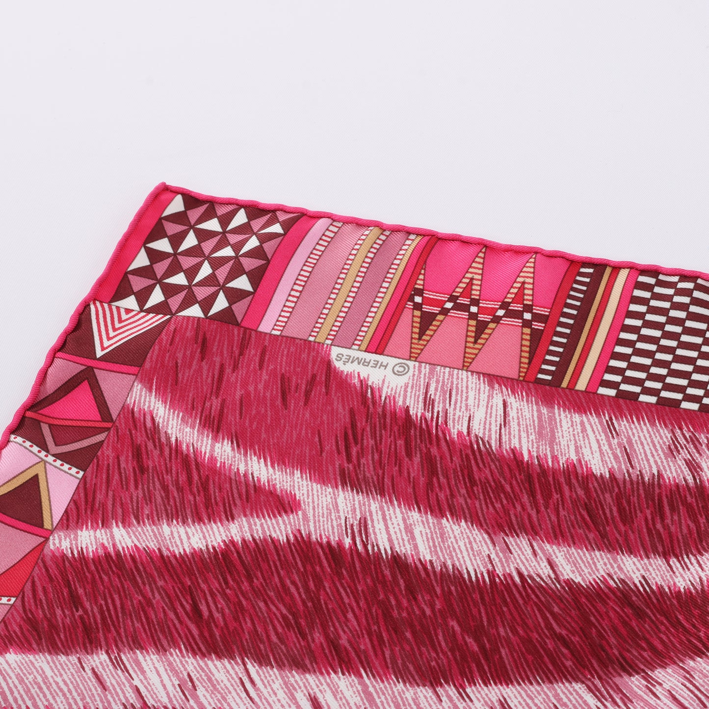 Hermès Carré 90 "PELAGES ET CAMOUFLAGE" 100% Silk Scarf in Burgundy x Pink