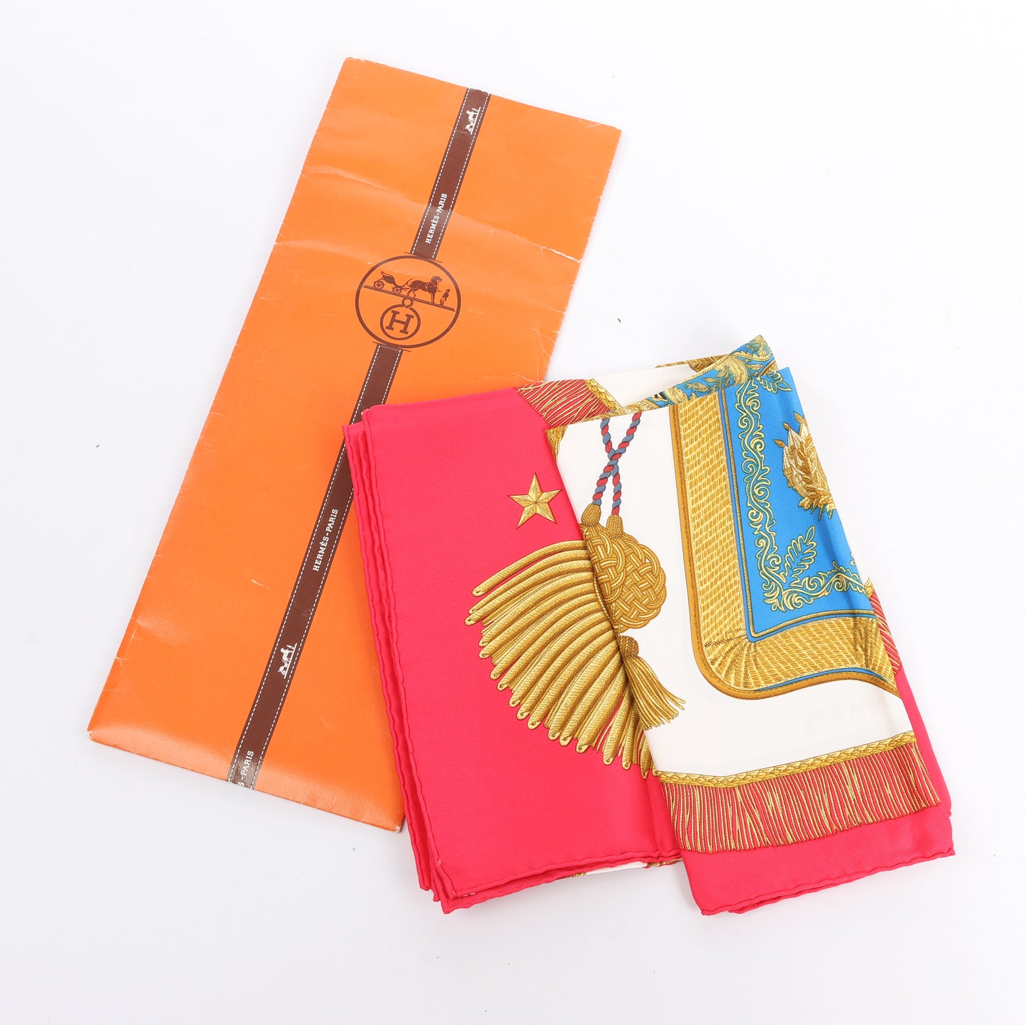 Hermès Carré 90 „Poste et Cavalerie“ Seidentaschentuch in Rot