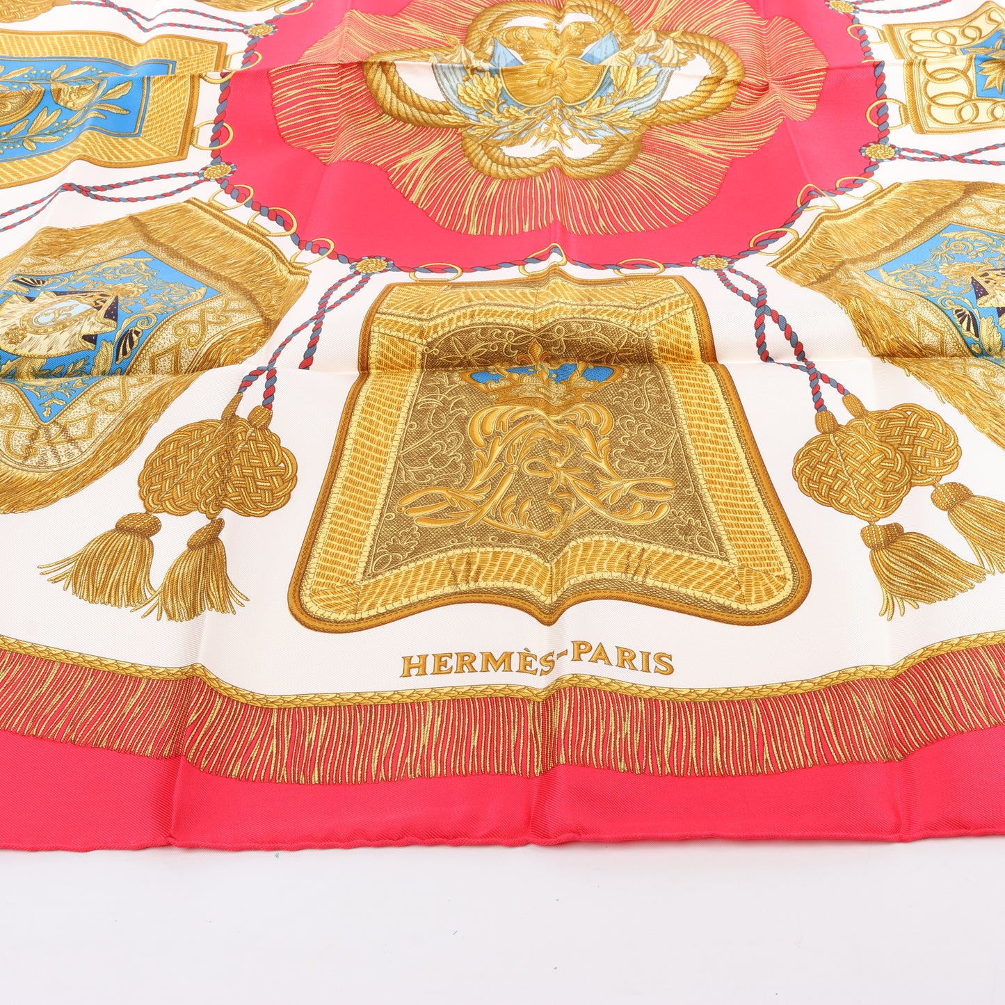 Hermès Carré 90 „Poste et Cavalerie“ Seidentaschentuch in Rot