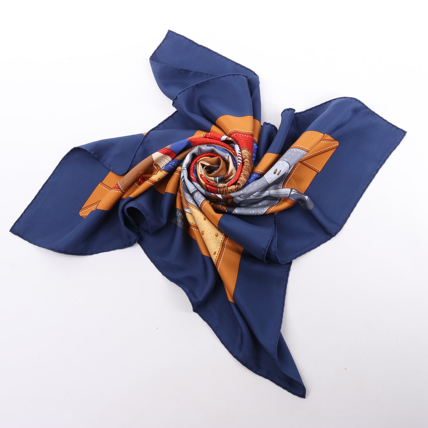 Hermès Carré 90 „TOUT CUIR“ Schal aus 100 % Seide in Marineblau