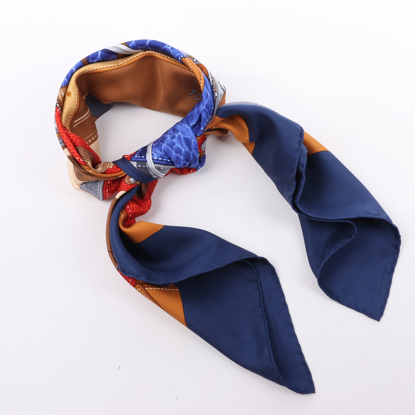 Hermès Carré 90 „TOUT CUIR“ Schal aus 100 % Seide in Marineblau