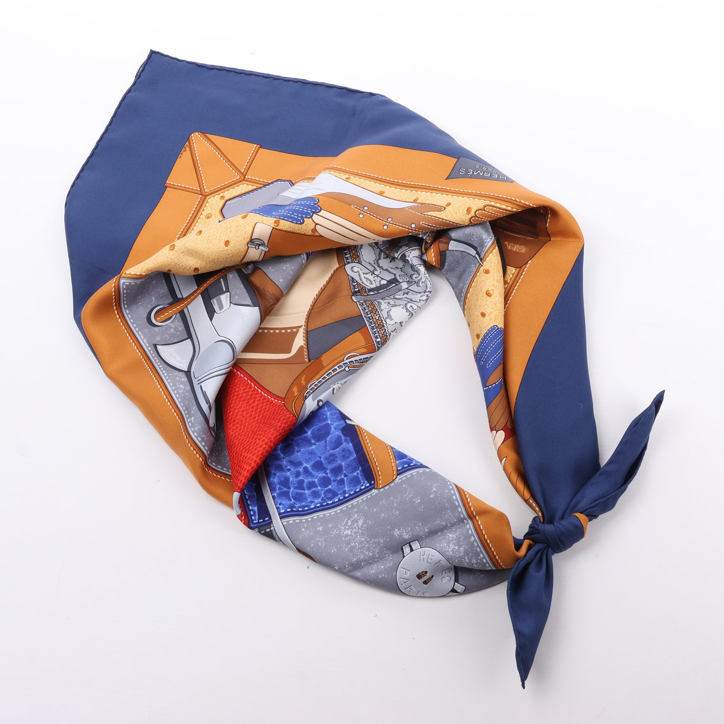Hermès Carré 90 „TOUT CUIR“ Schal aus 100 % Seide in Marineblau