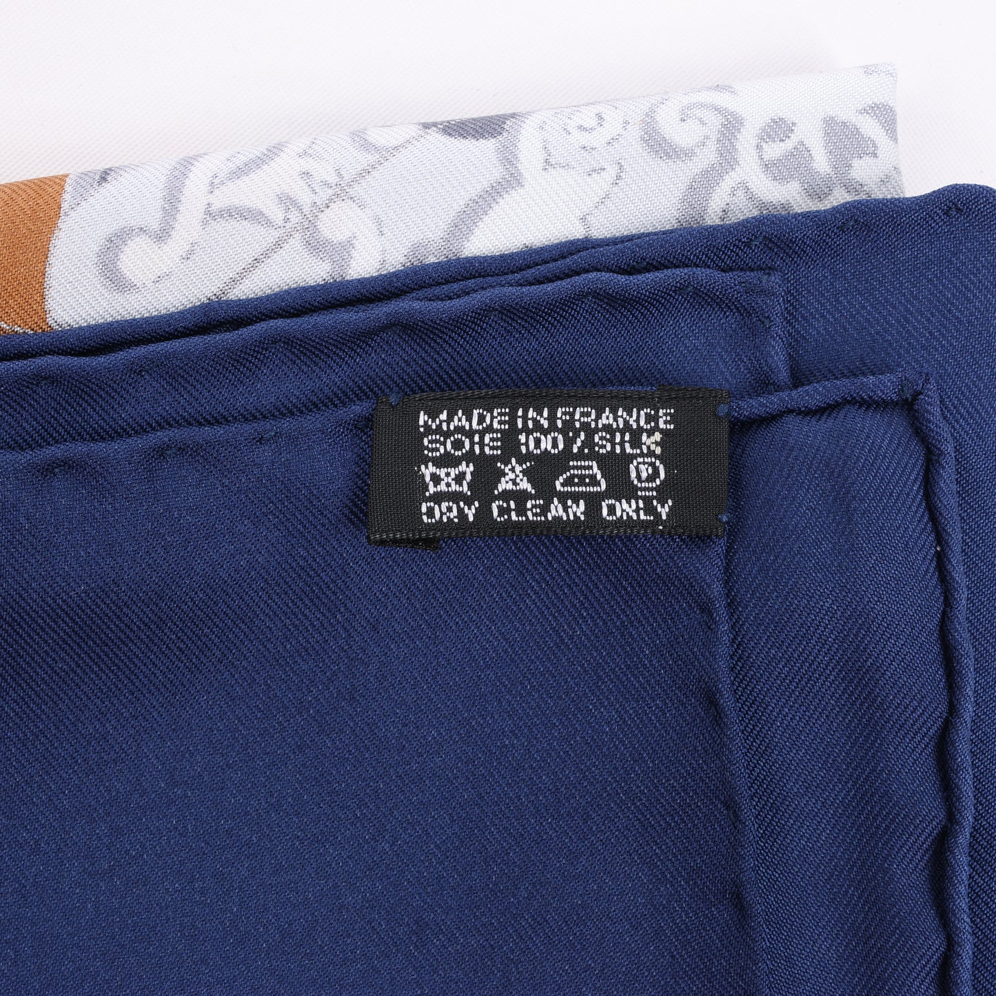Hermès Carré 90 „TOUT CUIR“ Schal aus 100 % Seide in Marineblau