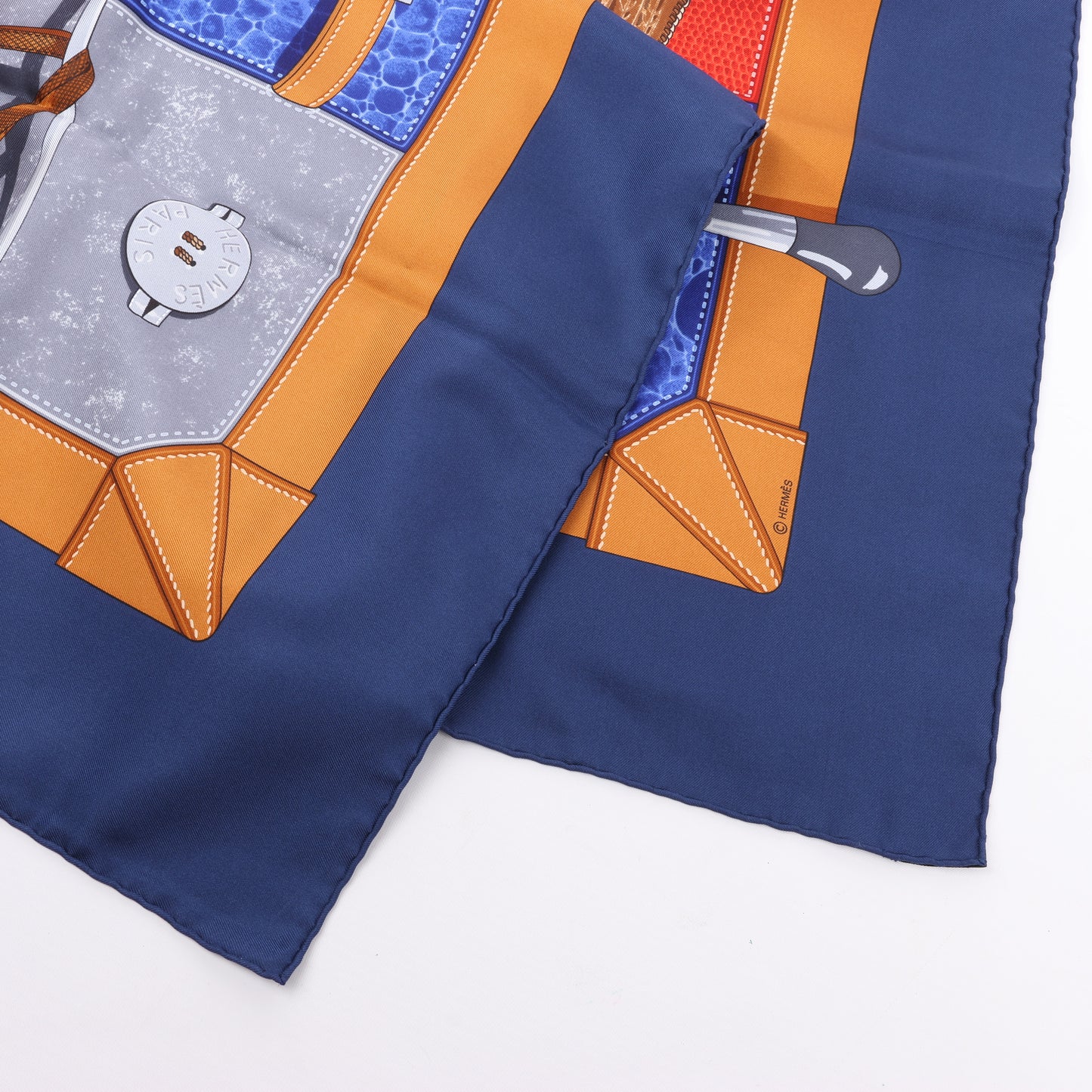 Hermès Carré 90 „TOUT CUIR“ Schal aus 100 % Seide in Marineblau