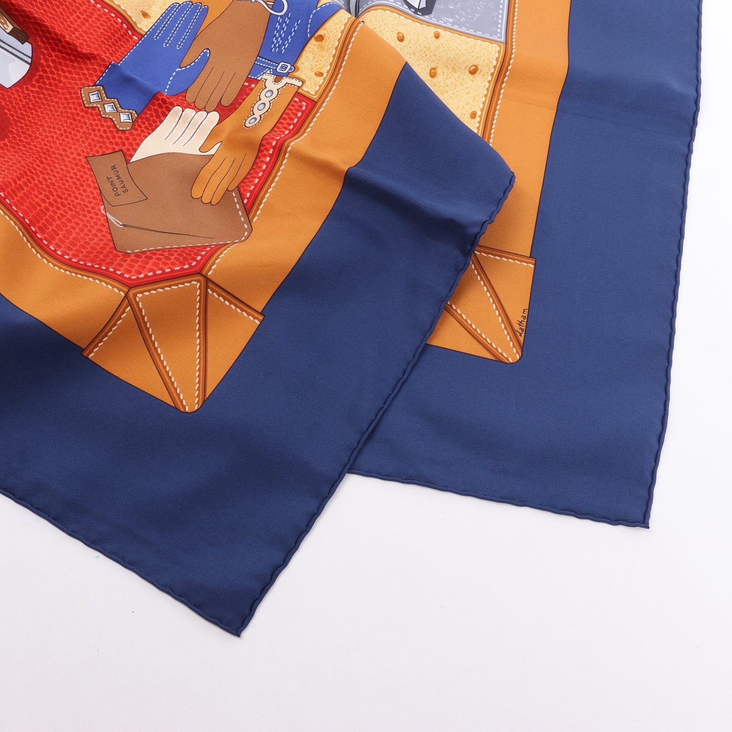 Hermès Carré 90 „TOUT CUIR“ Schal aus 100 % Seide in Marineblau