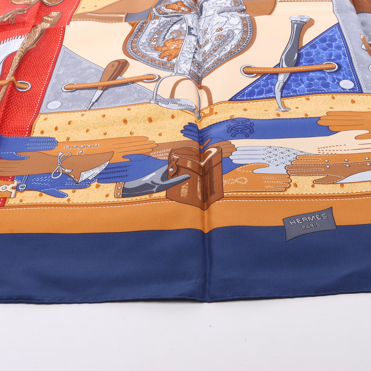 Hermès Carré 90 „TOUT CUIR“ Schal aus 100 % Seide in Marineblau