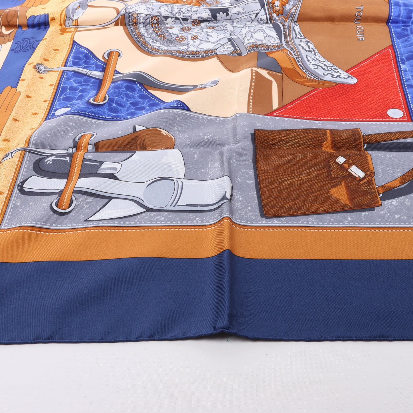 Hermès Carré 90 „TOUT CUIR“ Schal aus 100 % Seide in Marineblau
