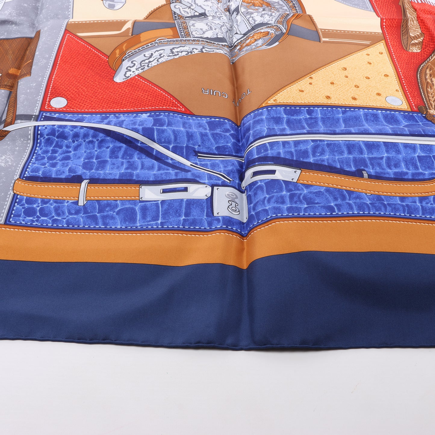 Hermès Carré 90 „TOUT CUIR“ Schal aus 100 % Seide in Marineblau