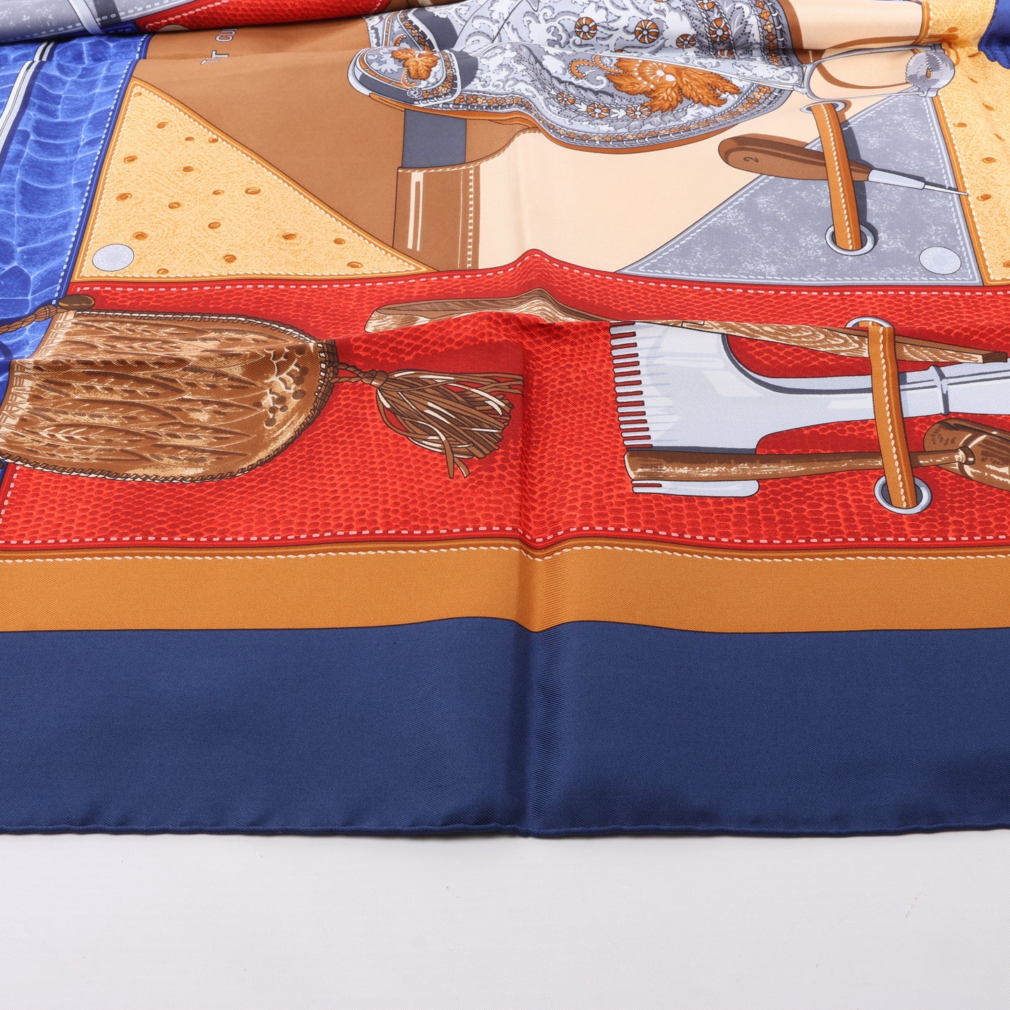 Hermès Carré 90 „TOUT CUIR“ Schal aus 100 % Seide in Marineblau