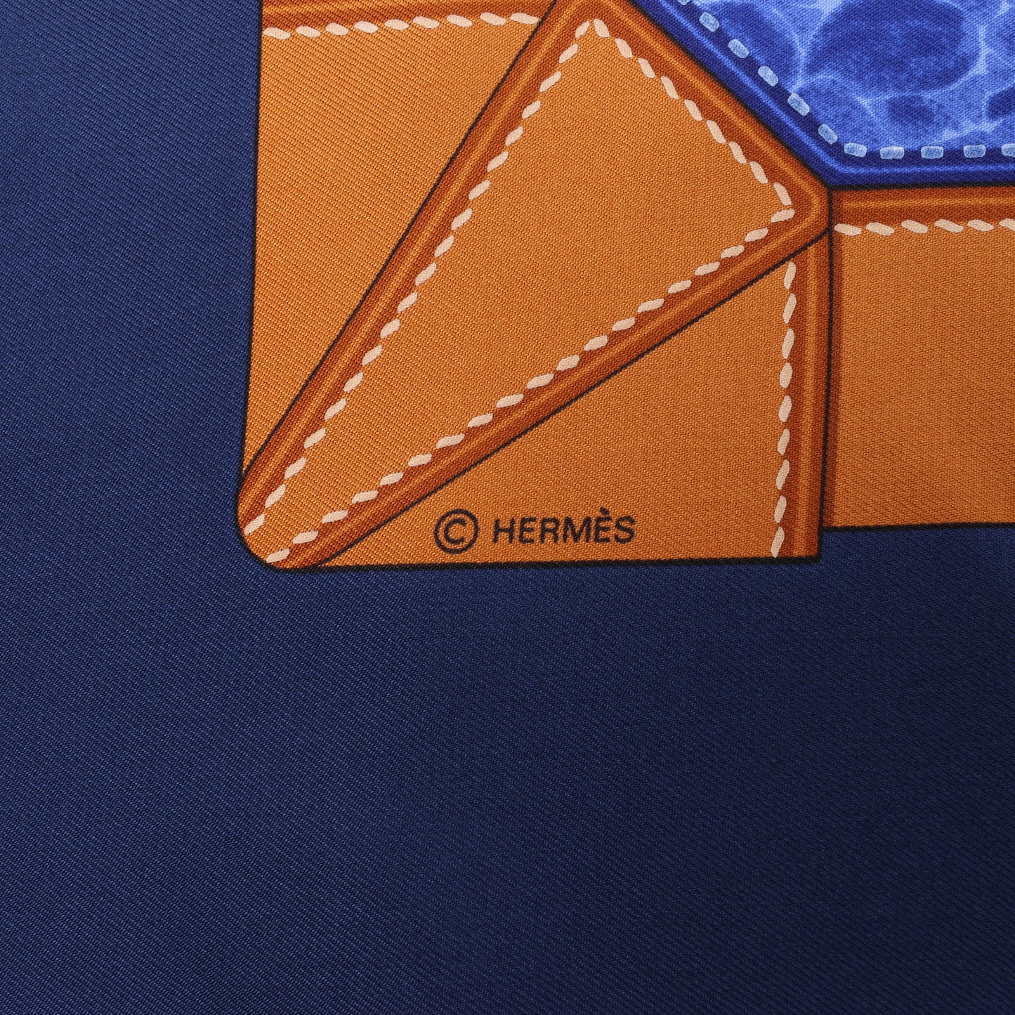 Hermès Carré 90 „TOUT CUIR“ Schal aus 100 % Seide in Marineblau
