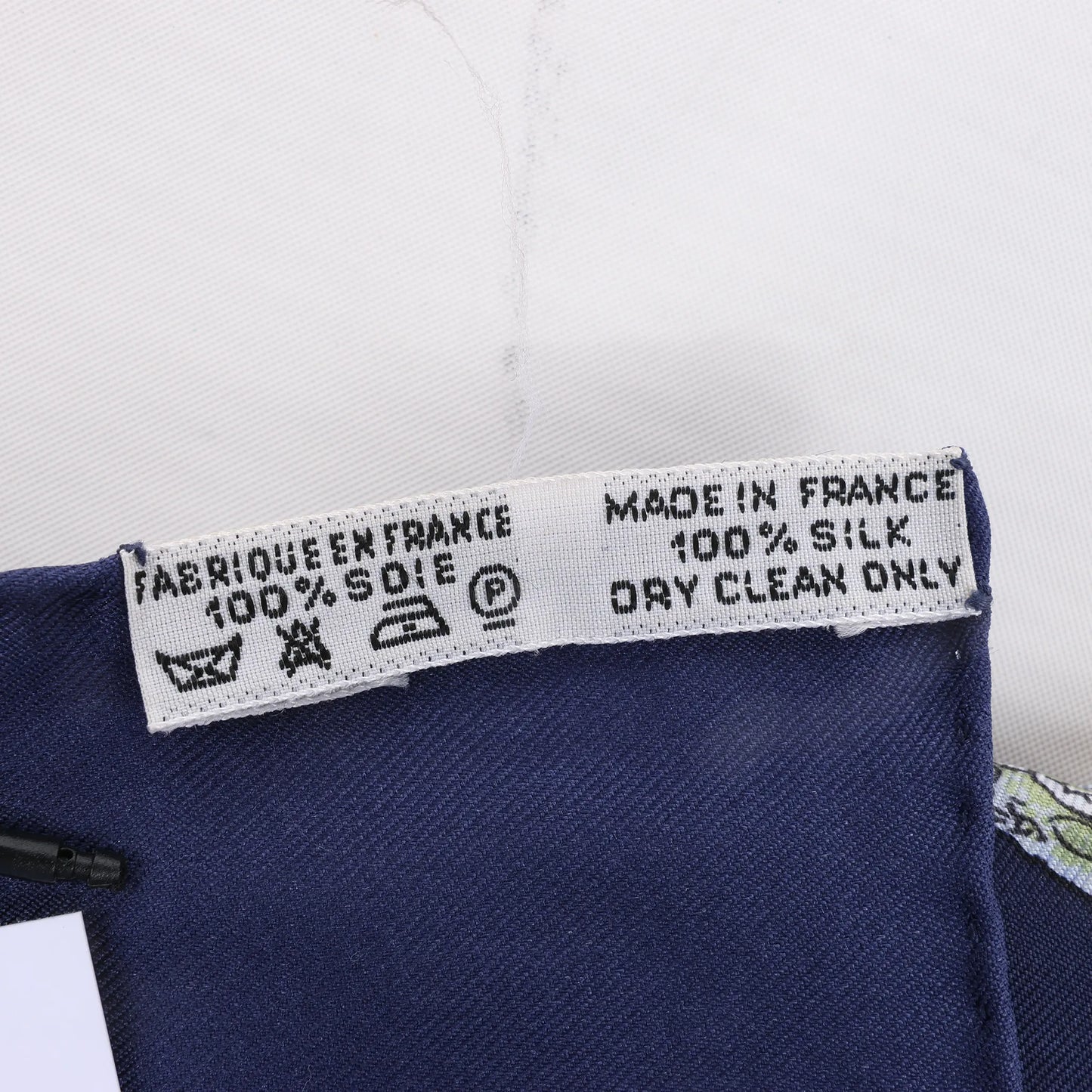 Hermès Carré 90 „Parmi les Fleurs je Compte les Heures“ Seidentaschentuch in Marineblau