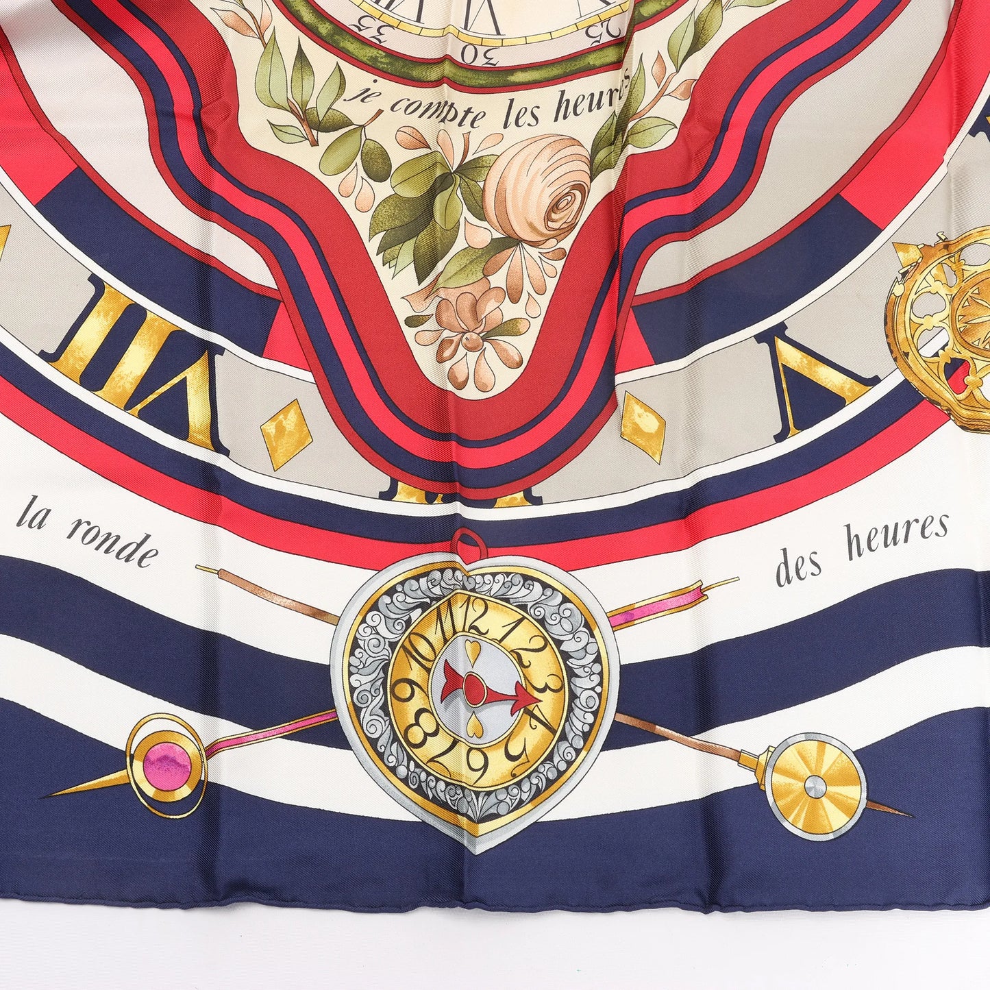 Hermès Carré 90 „Parmi les Fleurs je Compte les Heures“ Seidentaschentuch in Marineblau